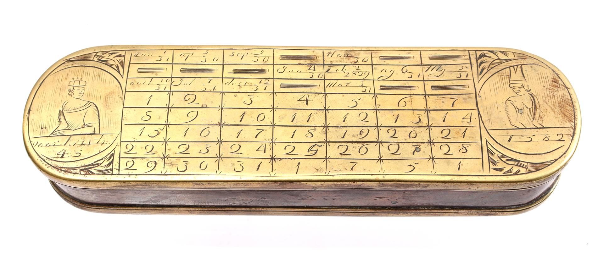 Pieter Holm copper tobacco box with engraving of a calendar  - Bild 2 aus 5