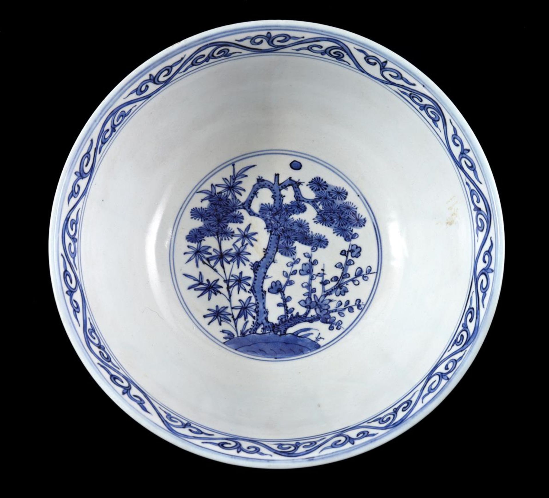 Porcelain bowl with blue and white decoration of persons - Bild 2 aus 3