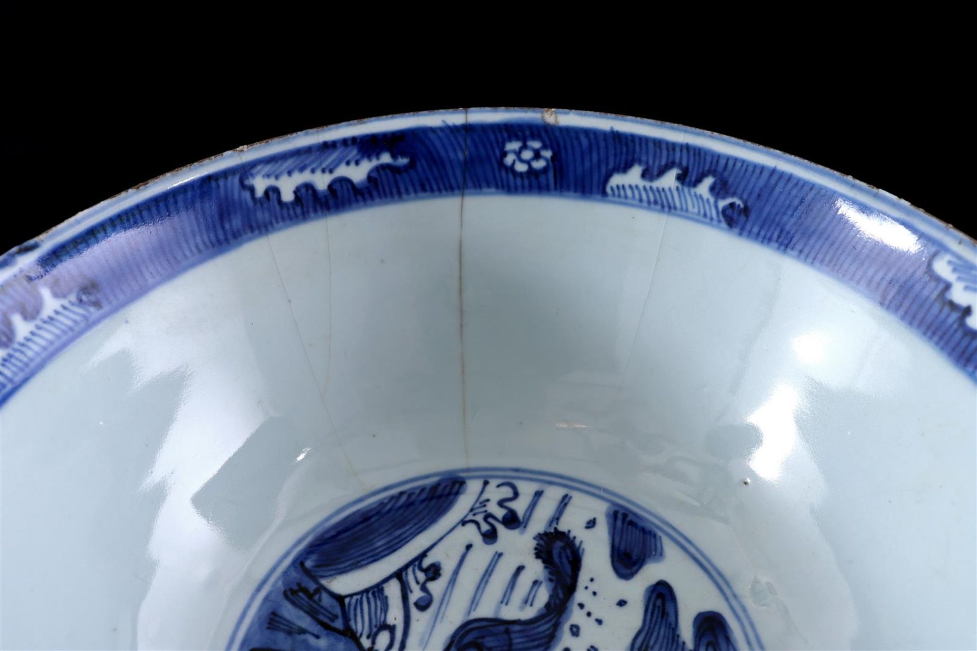 Porcelain bowl with blue depiction of a seated figure - Bild 4 aus 4