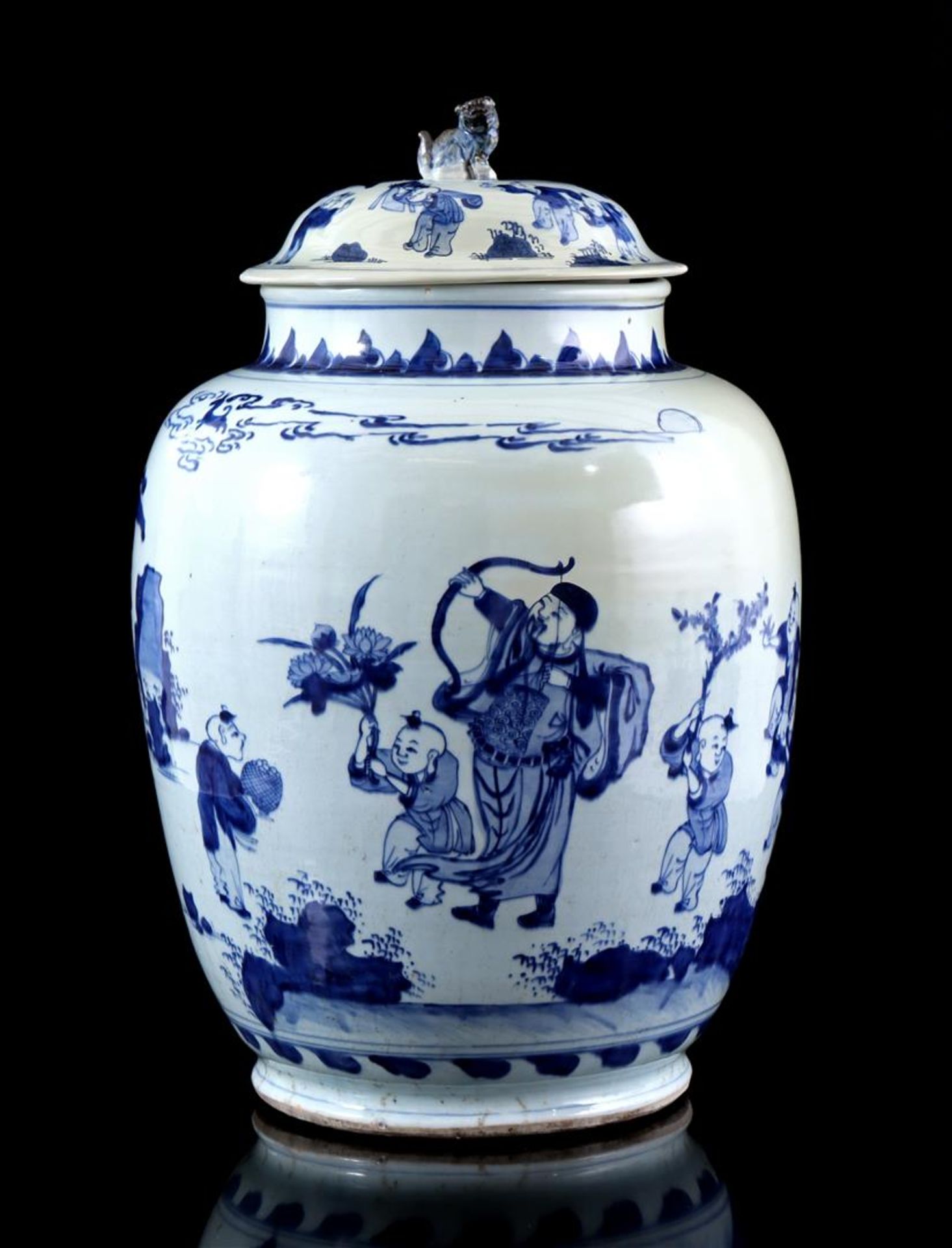 Porcelain vase with lid 