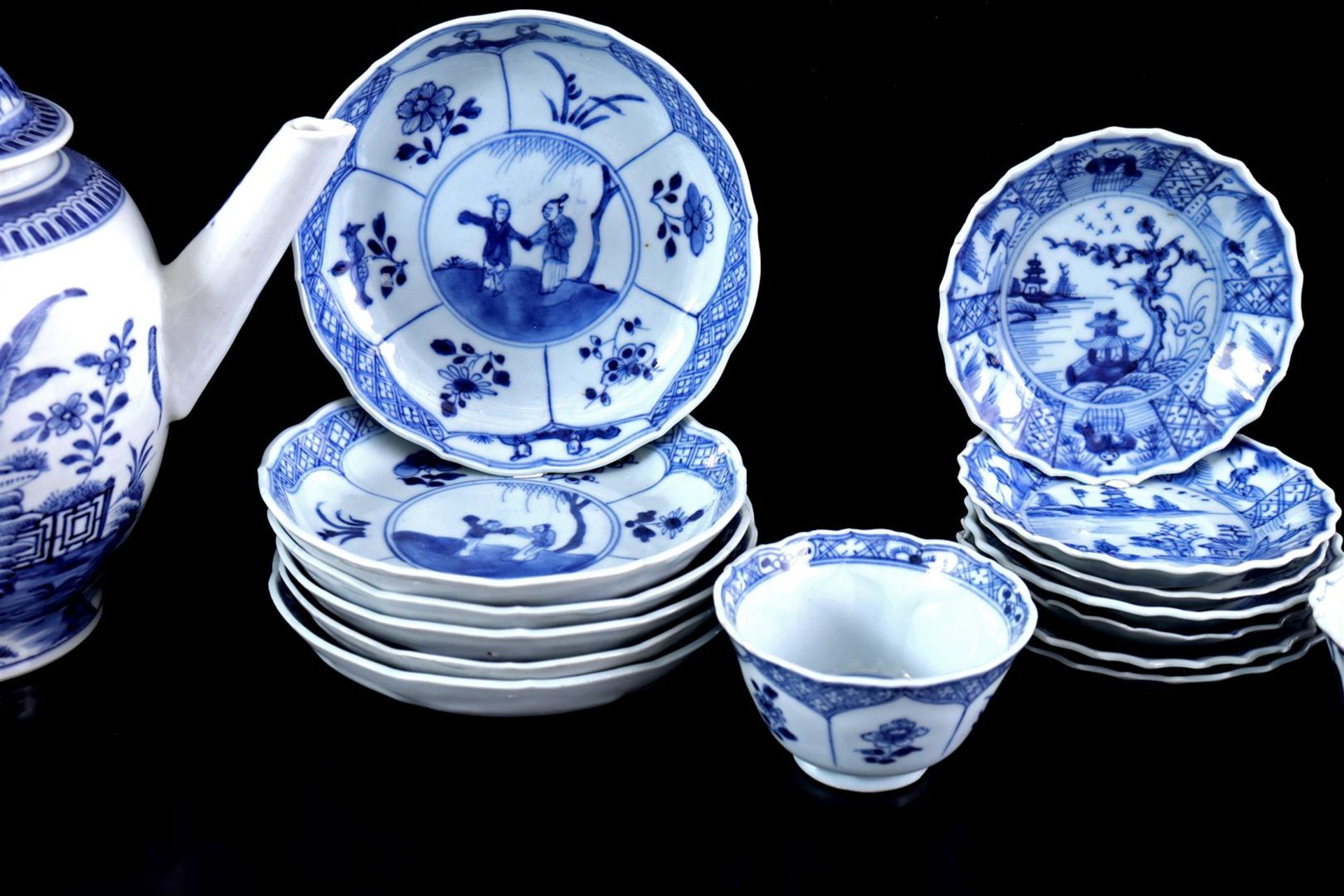 Porcelain tea set with blue and white decor - Bild 3 aus 6