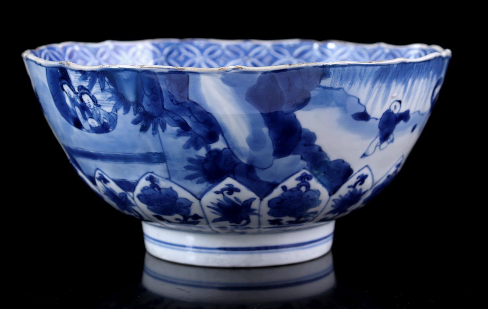 Porcelain bowl with decoration of long lines and fools in a garden - Bild 2 aus 6