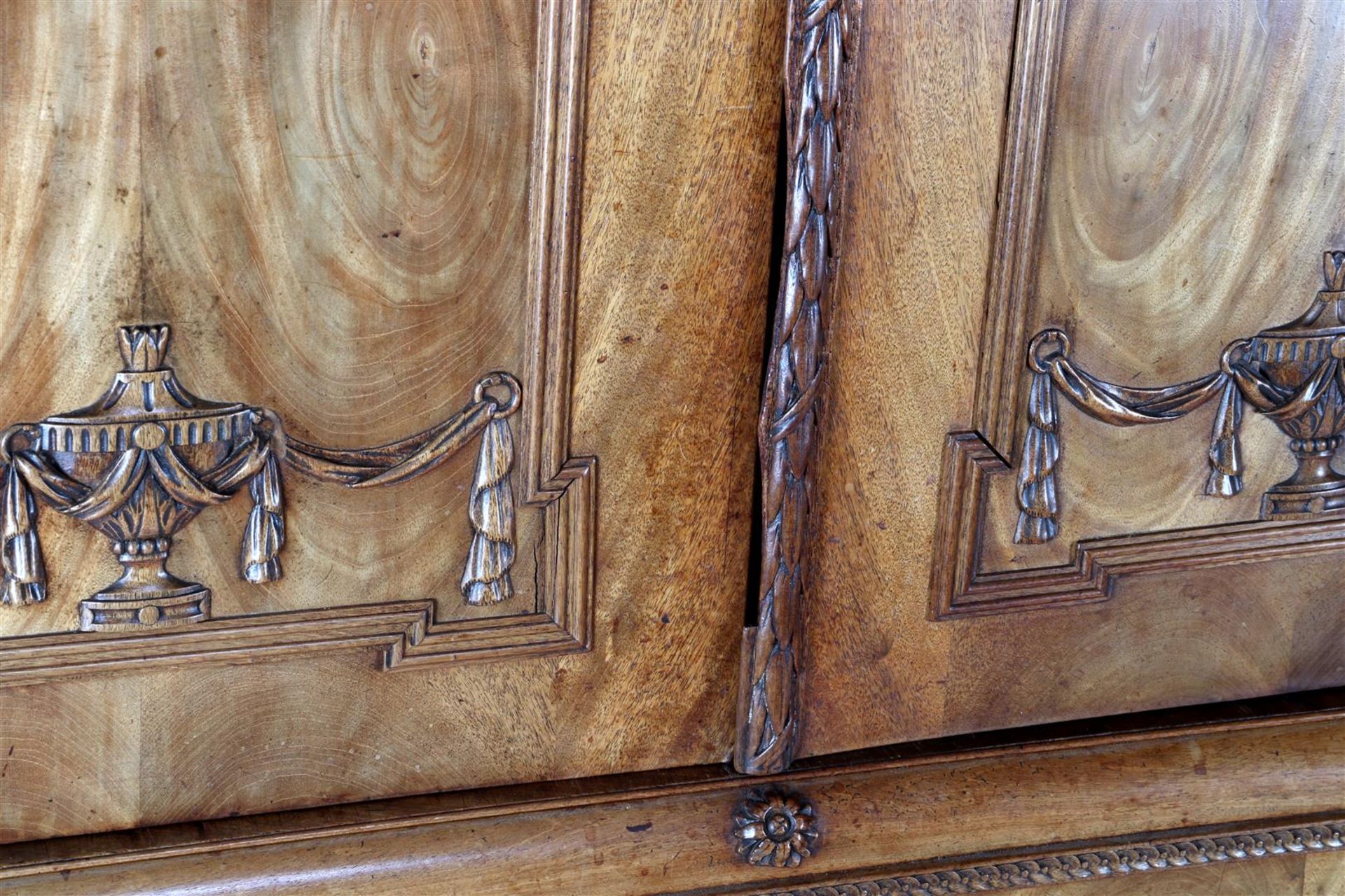 Mahogany veneer on oak cabinet with tympanum hood with vase on top - Bild 7 aus 11