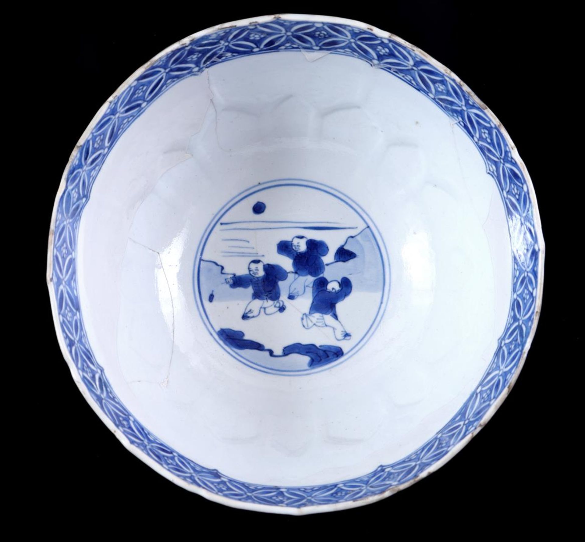 Porcelain bowl with decoration of long lines and fools in a garden - Bild 3 aus 6