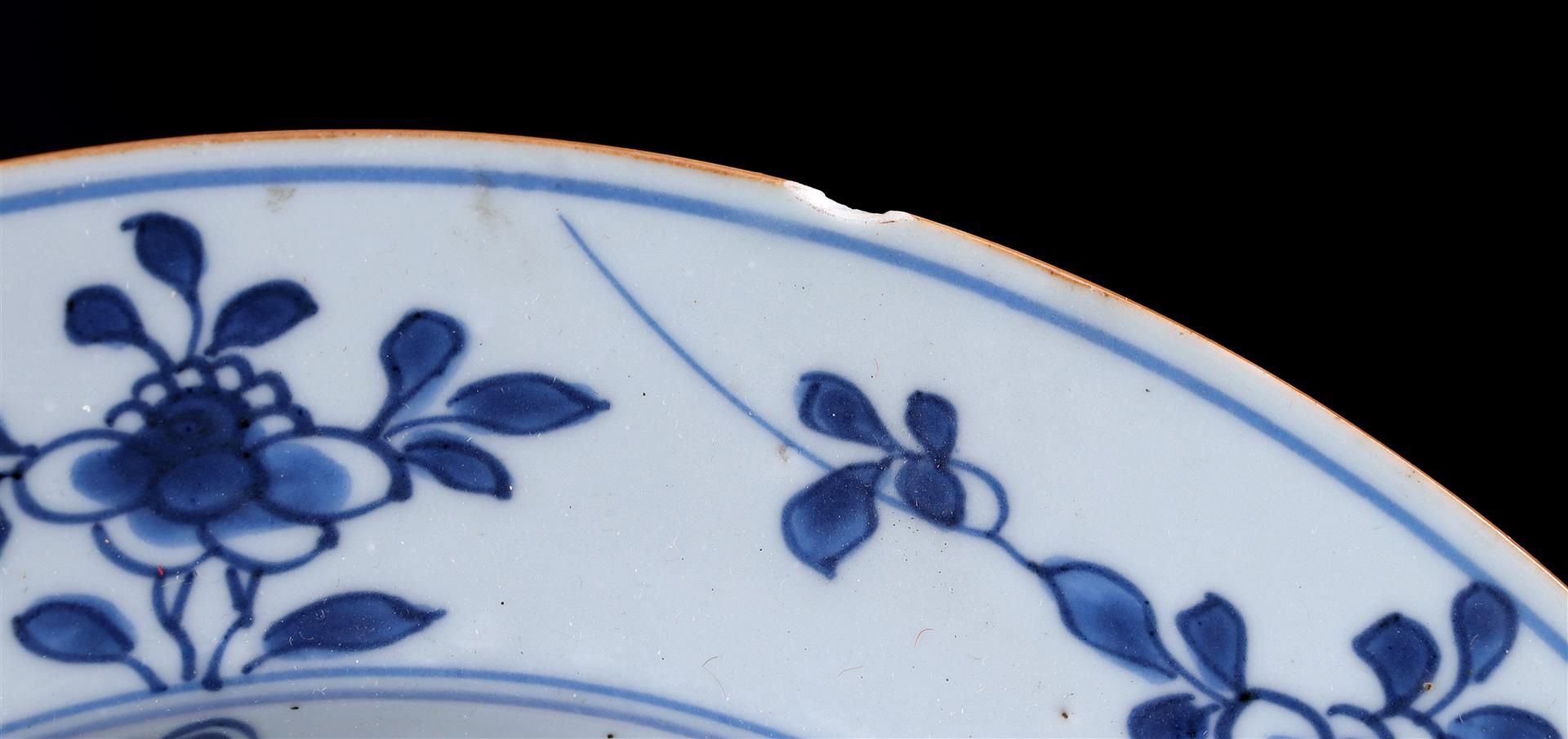 Lot Oriental porcelain bu. dish with blue decor of flowers - Bild 7 aus 7