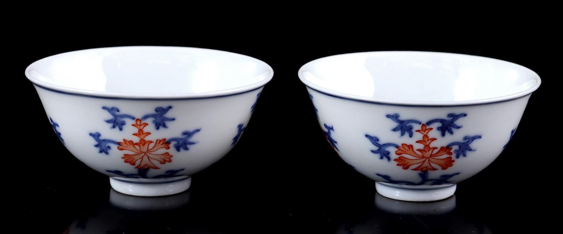 Porcelain bowls with synchronous decor