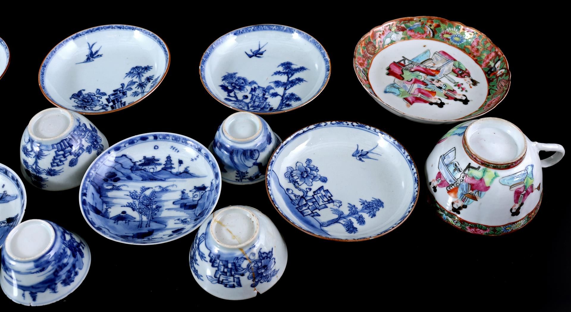 Lot of porcelain bowls and saucers with blue decor - Image 3 of 4