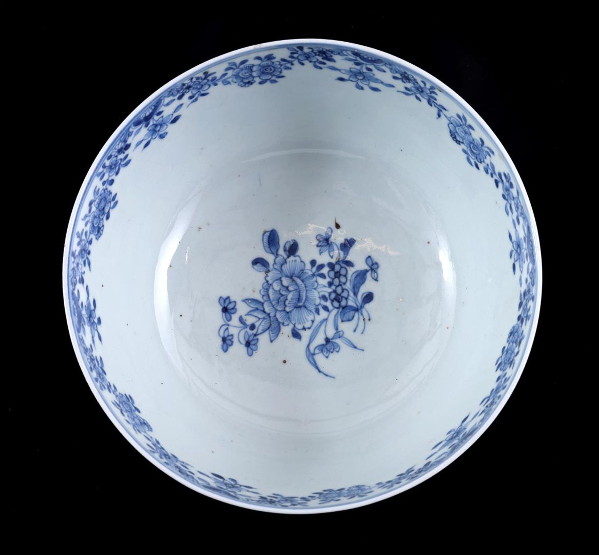 Porcelain bowl with blue decor of flowers, China ca. 1820 - Bild 2 aus 3