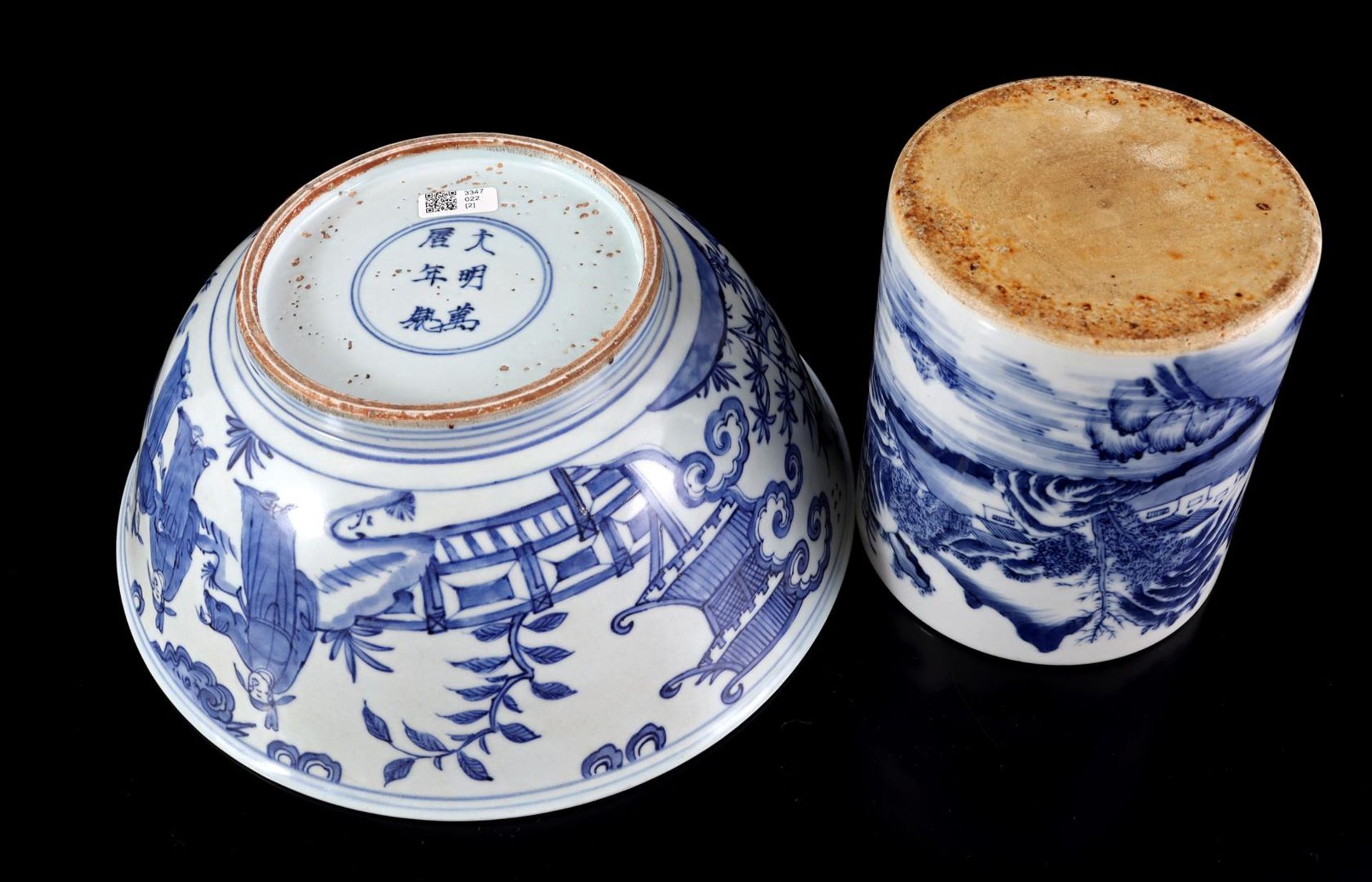 Porcelain bowl with blue and white decoration of persons - Bild 3 aus 3