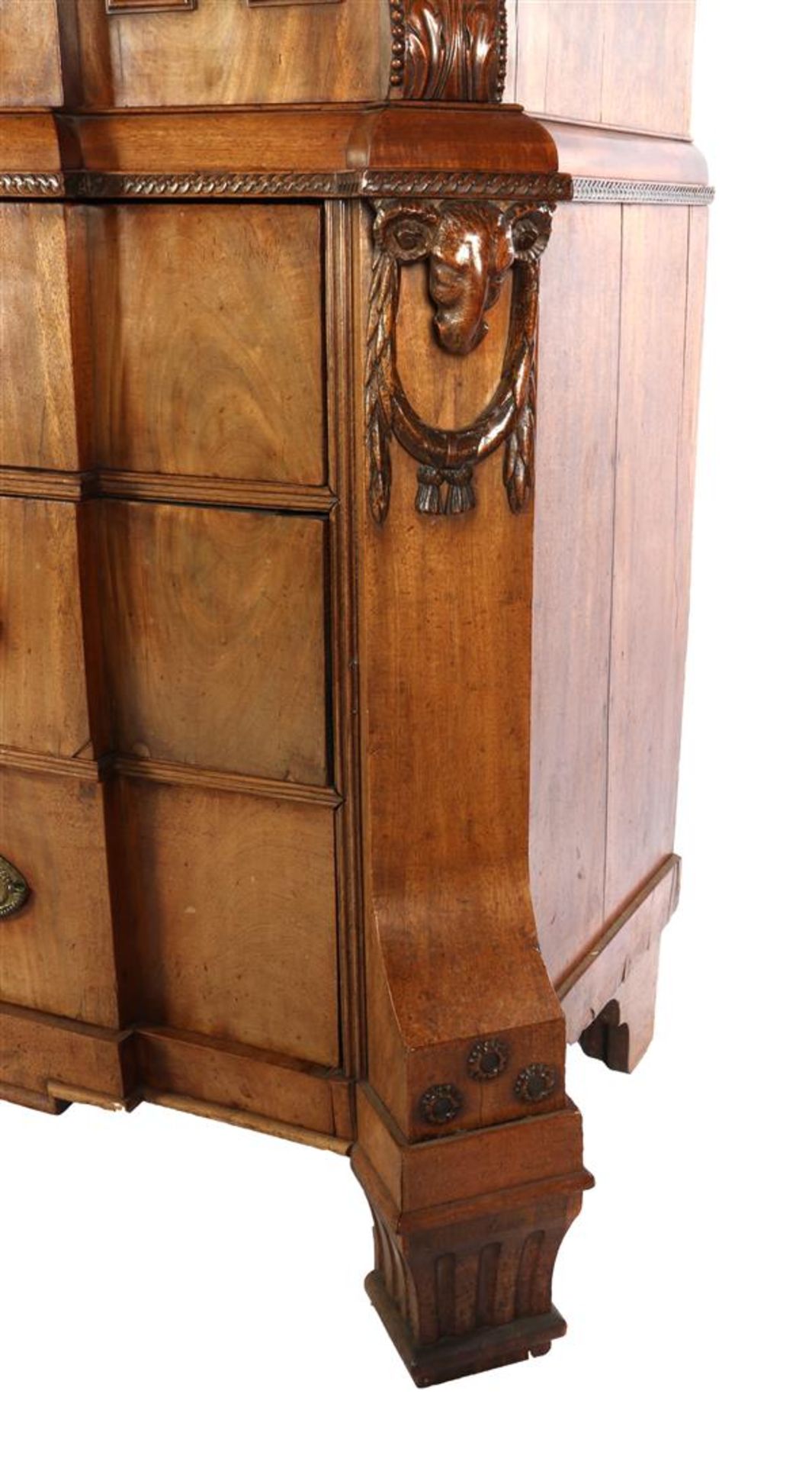 Mahogany veneer on oak cabinet with tympanum hood with vase on top - Bild 8 aus 11