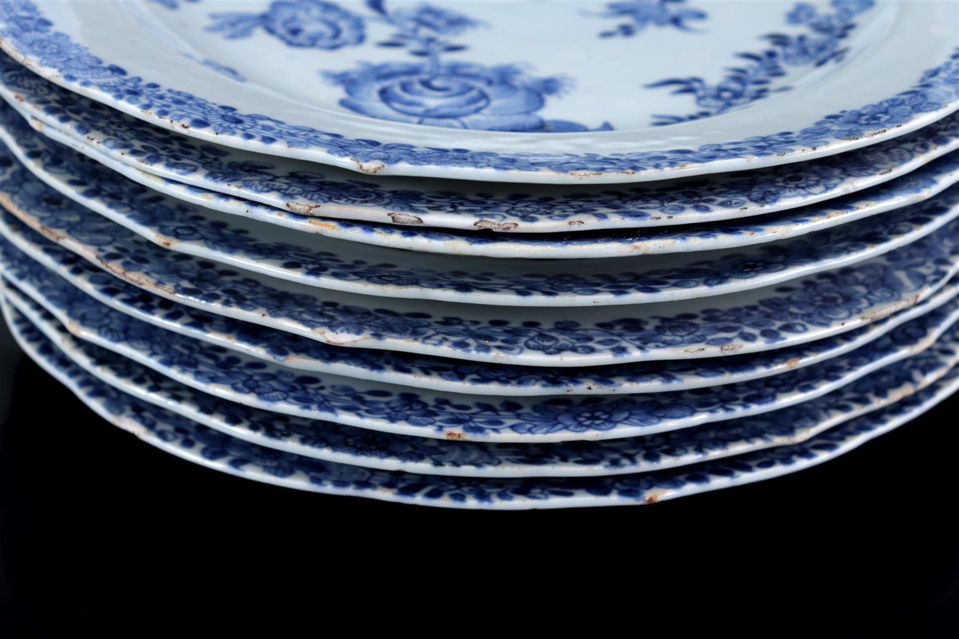 11 porcelain dishes with blue floral decor, China, ca. 1800 - Bild 2 aus 2