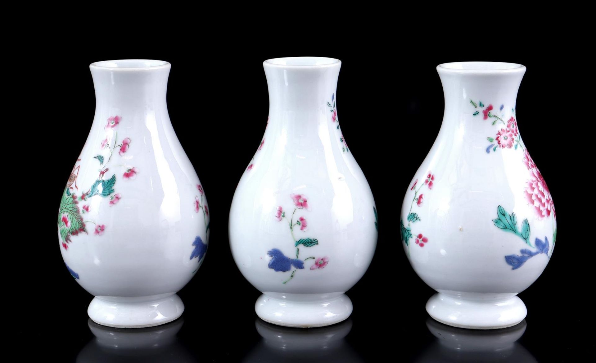 3 porcelain Famille Rose vases with peony and grasshopper - Bild 2 aus 3