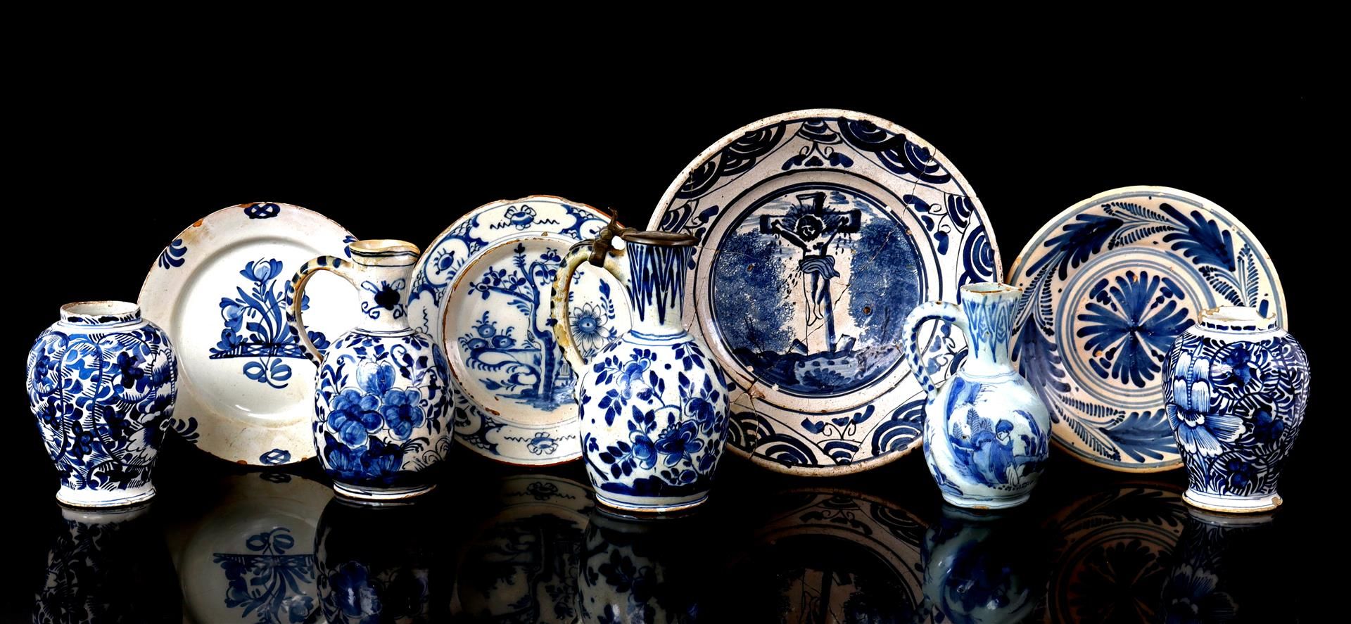 9 pieces of earthenware with blue decor