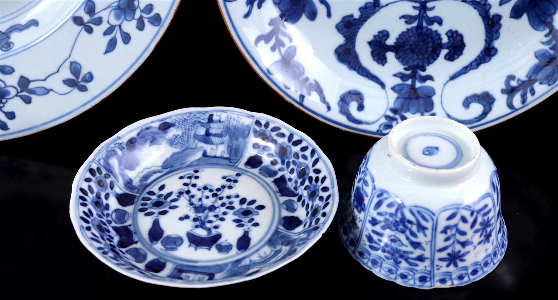 Lot Oriental porcelain bu. dish with blue decor of flowers - Bild 2 aus 7