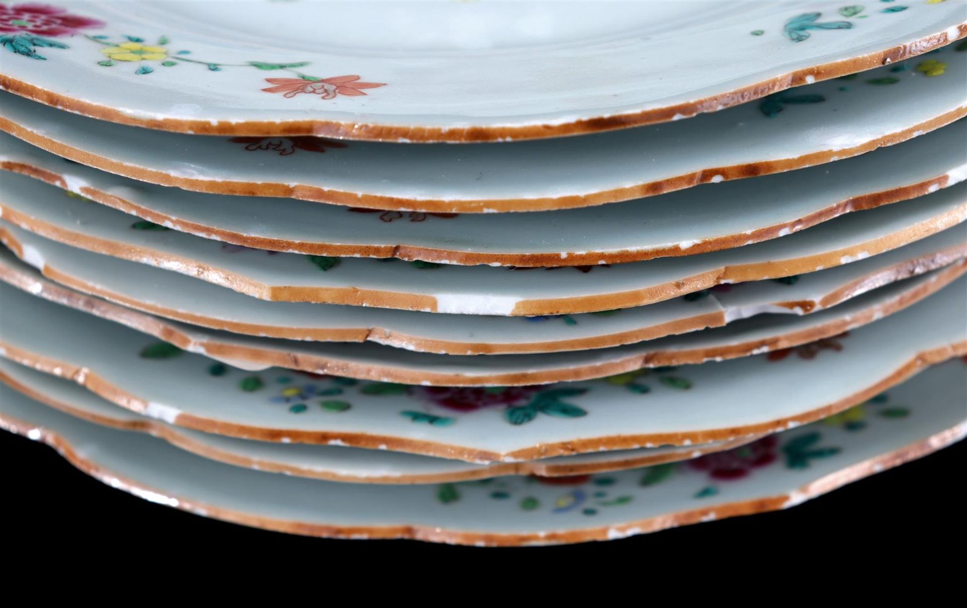 11 Famille Rose porcelain dishes with contoured rim and polychrome flower decor - Bild 4 aus 6