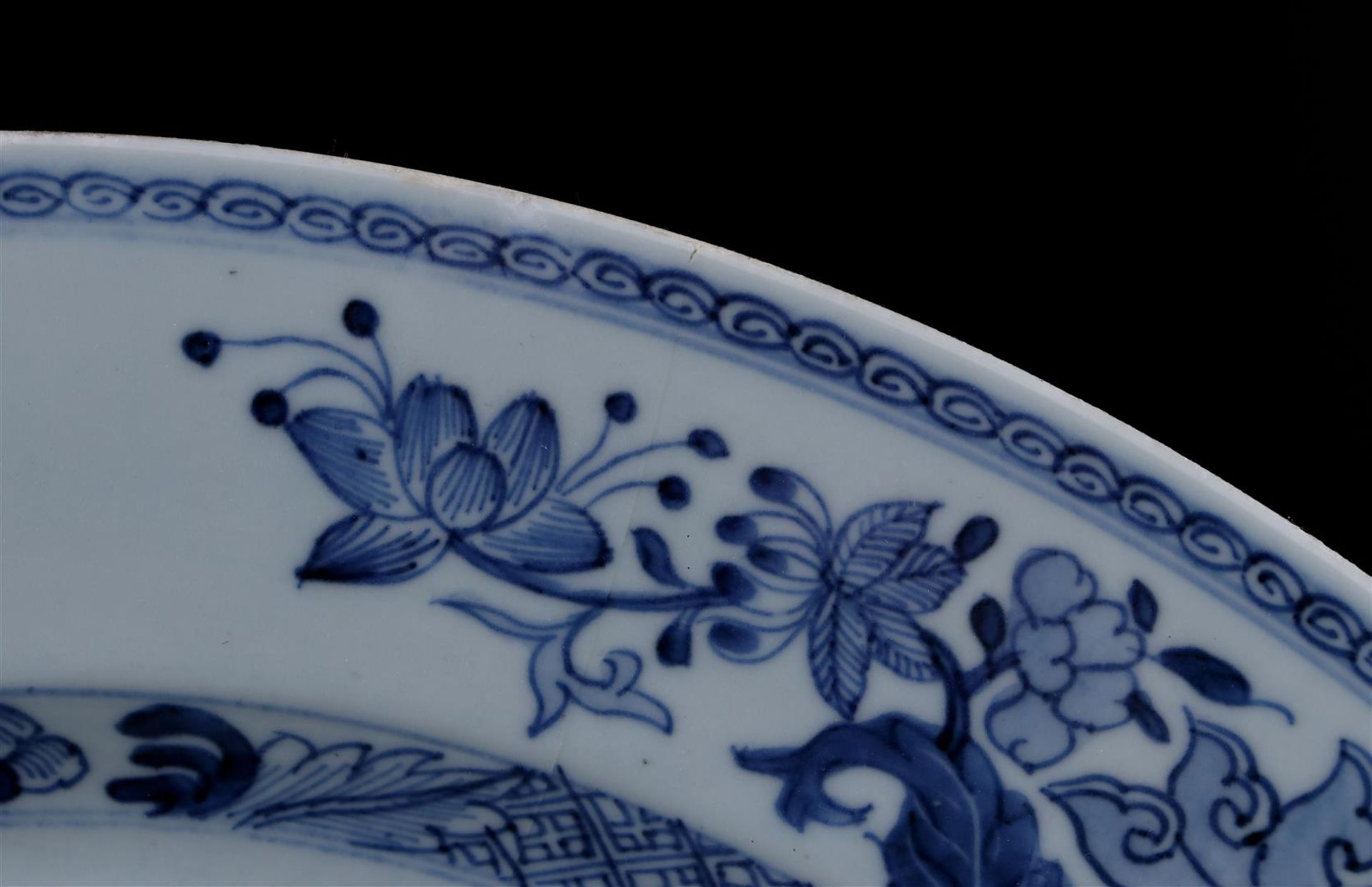 Porcelain dish with blue and white floral decor - Bild 3 aus 5