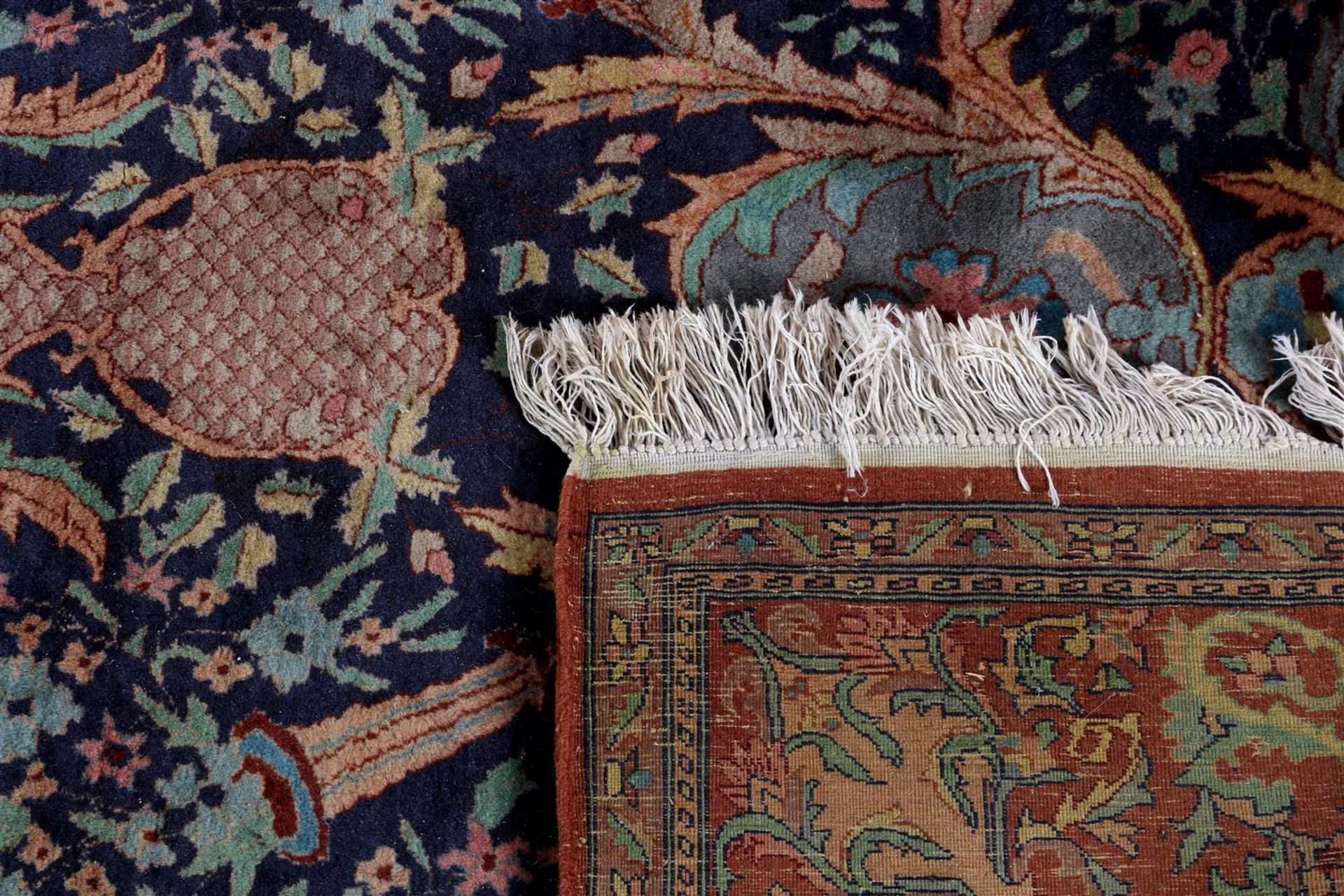 Oriental hand-knotted carpet - Bild 3 aus 4