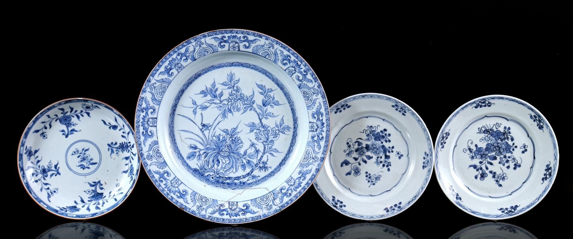 2 porcelain dishes with floral decor, China, ca. 1800