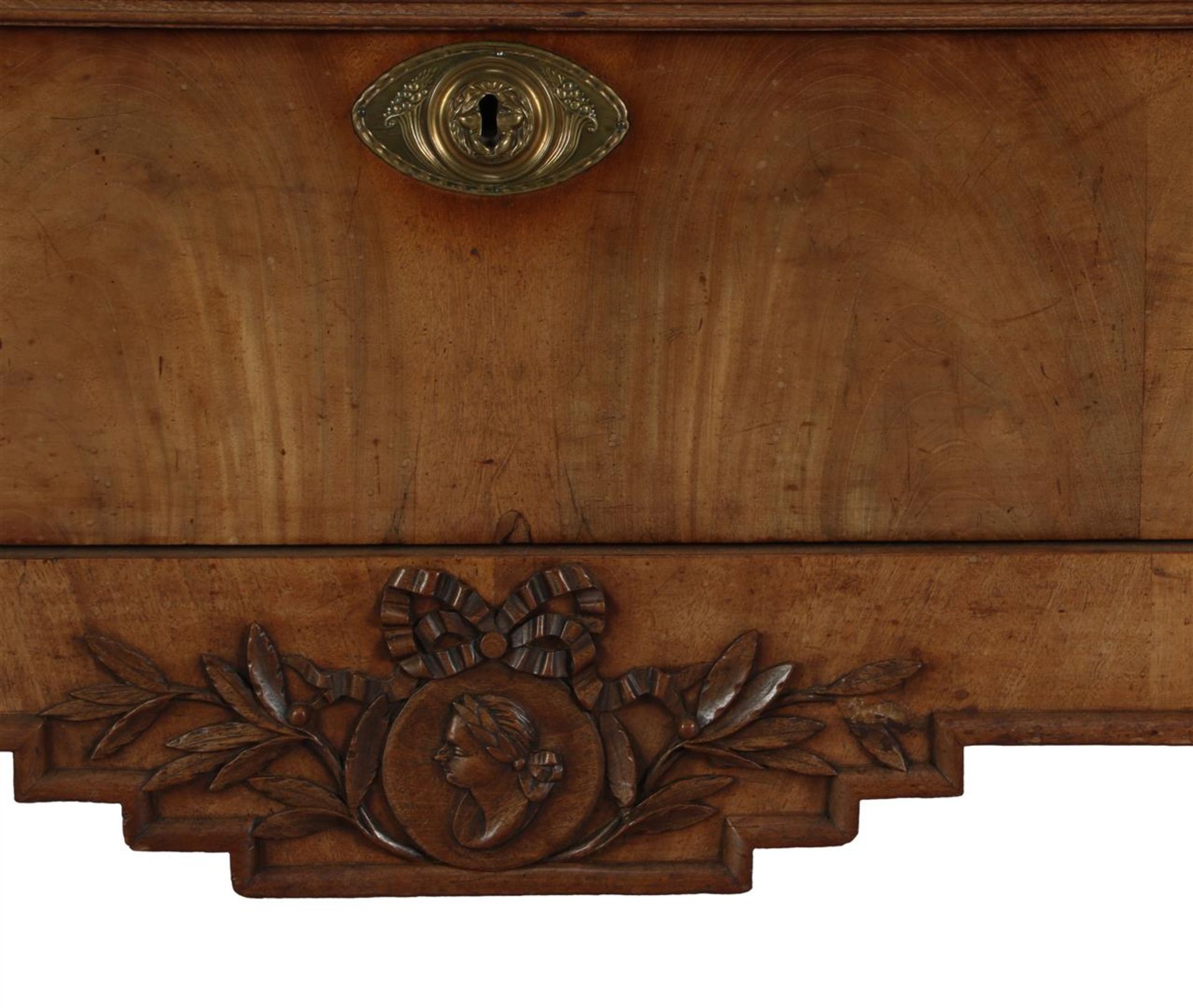 Mahogany veneer on oak cabinet with tympanum hood with vase on top - Bild 4 aus 11