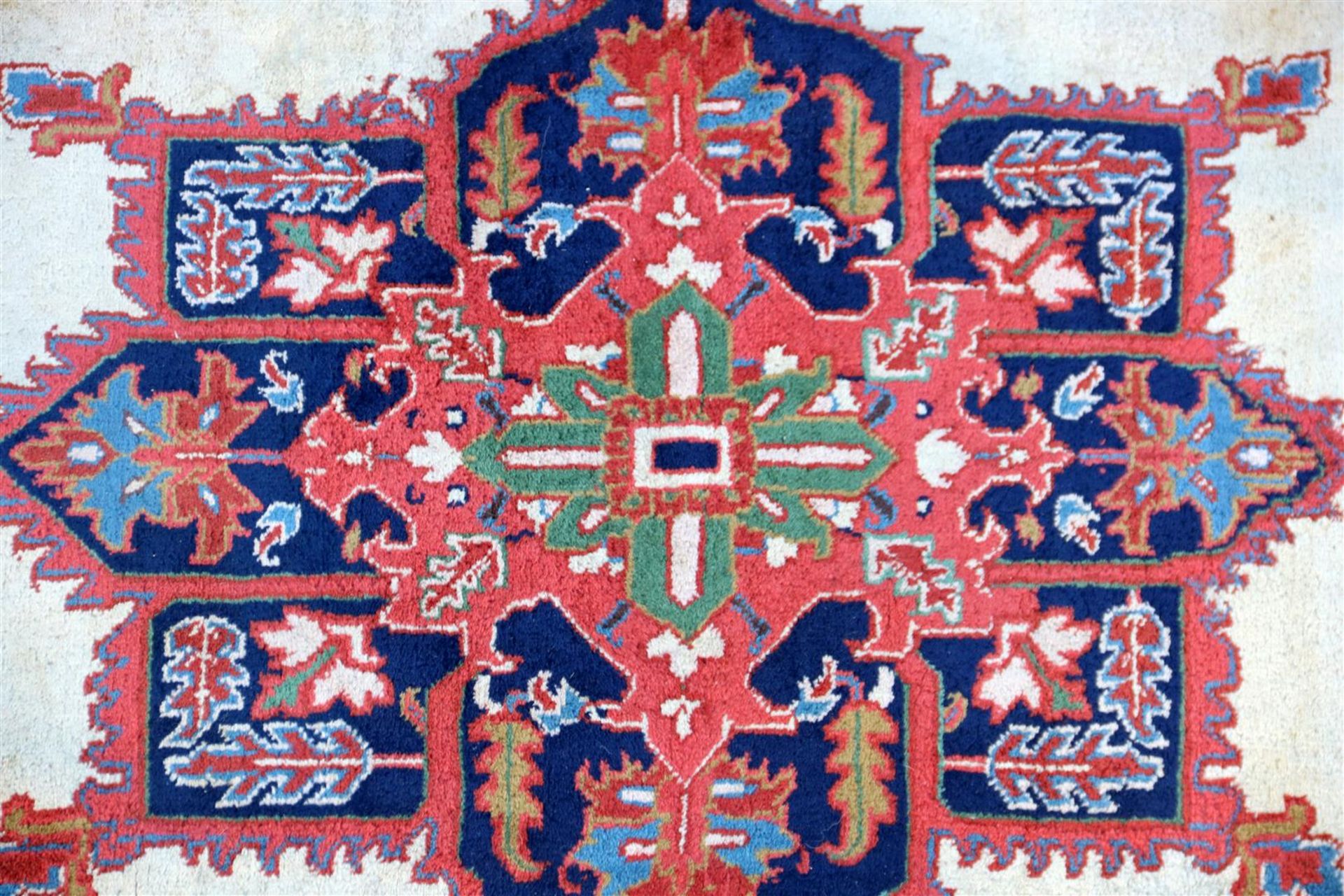 Oriental hand-knotted carpet - Bild 2 aus 4