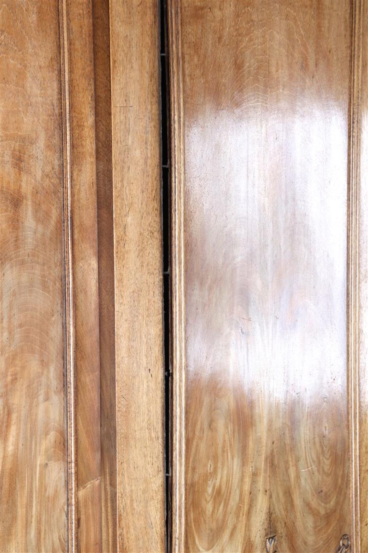 Mahogany veneer on oak cabinet with tympanum hood with vase on top - Bild 9 aus 11