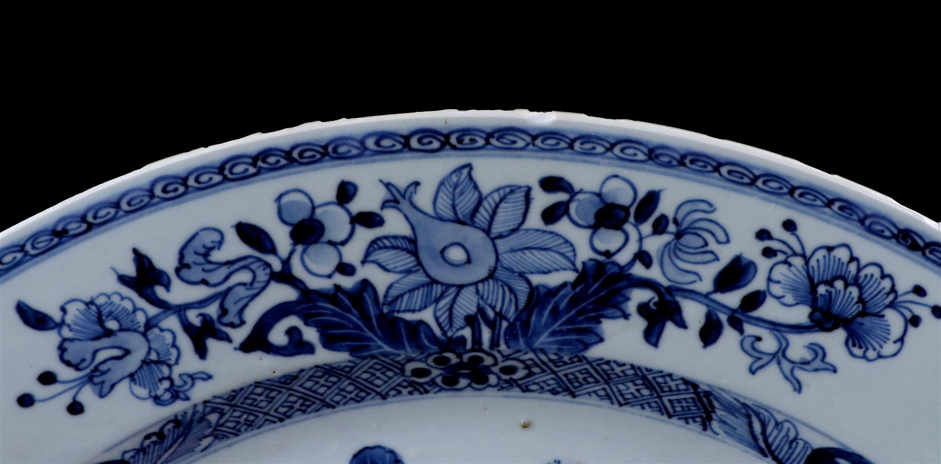 Porcelain dish with blue and white floral decor - Bild 4 aus 5