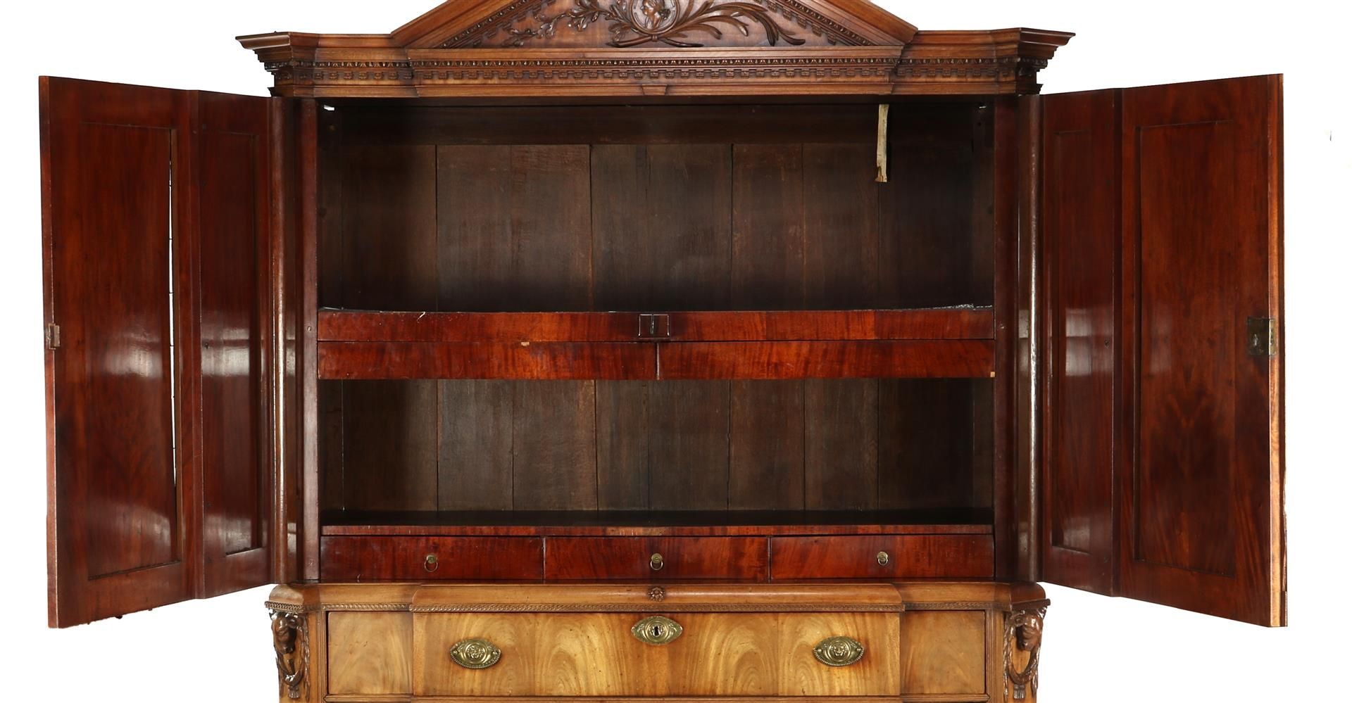 Mahogany veneer on oak cabinet with tympanum hood with vase on top - Bild 10 aus 11