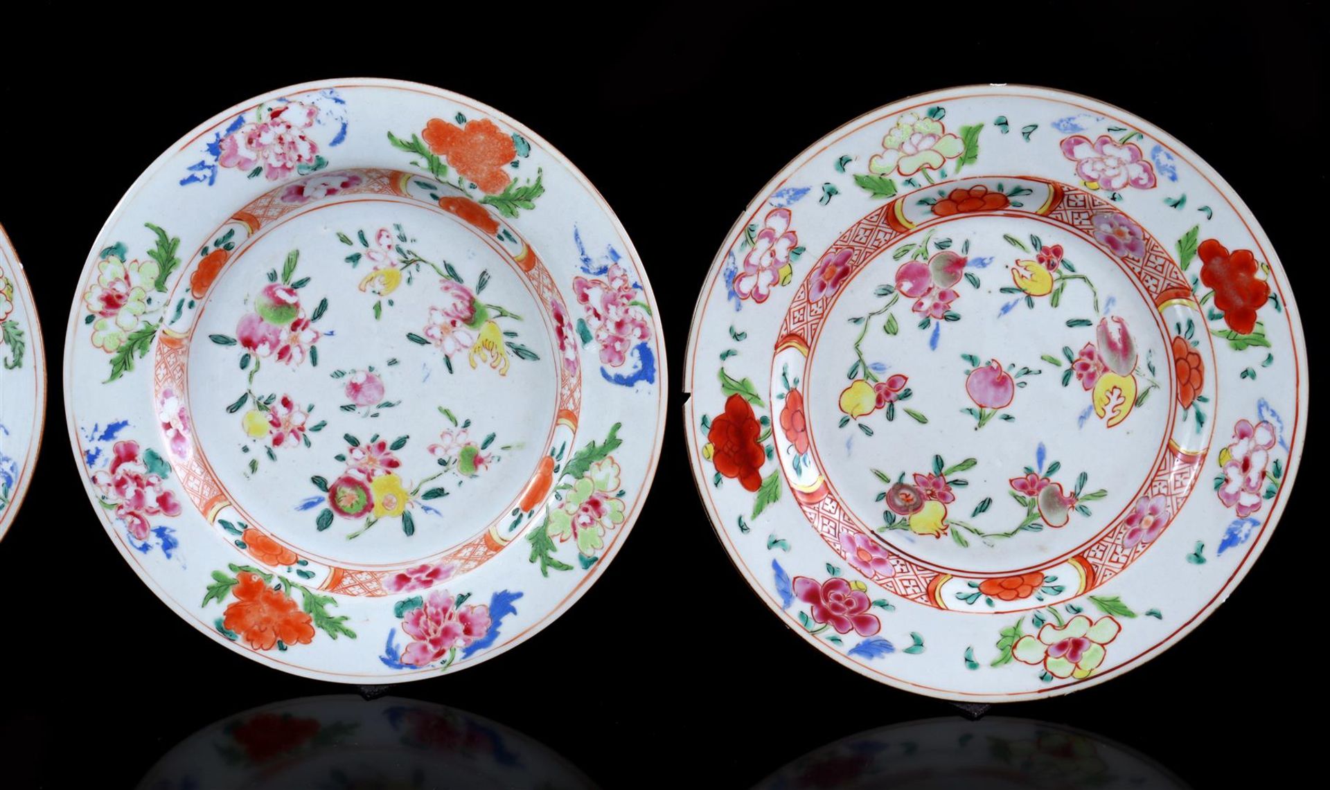 4 Famille Rose porcelain dishes with polychrome decor of peaches  - Bild 3 aus 7