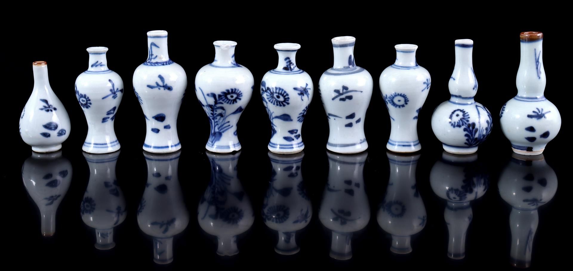 9 porcelain miniature vases with blue and white decor - Bild 2 aus 7