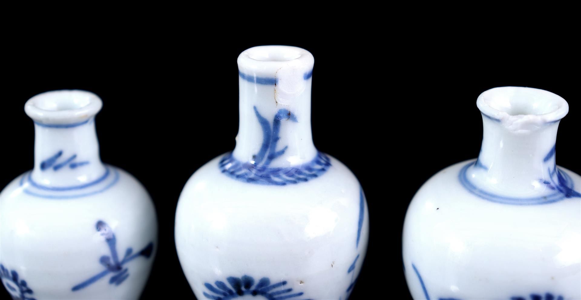 9 porcelain miniature vases with blue and white decor - Bild 5 aus 7