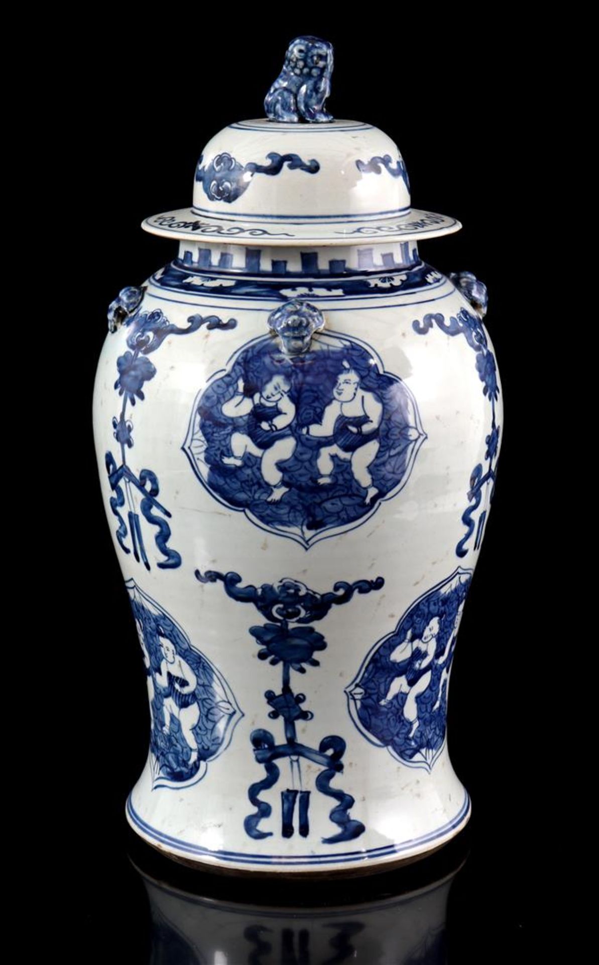 Porcelain vase with lid with blue and white decoration of 2 children