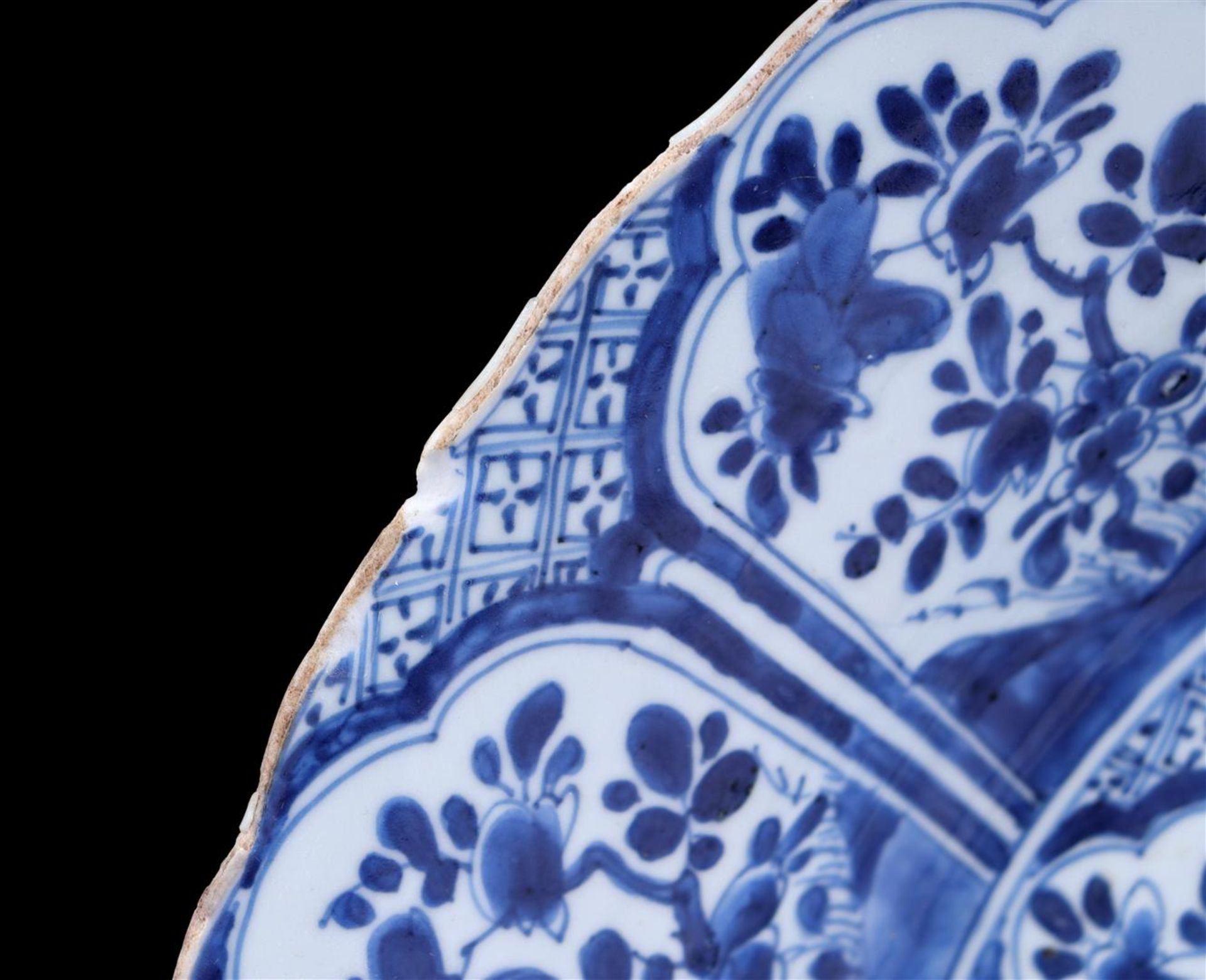 Porcelain dish with contoured edge  - Bild 3 aus 5