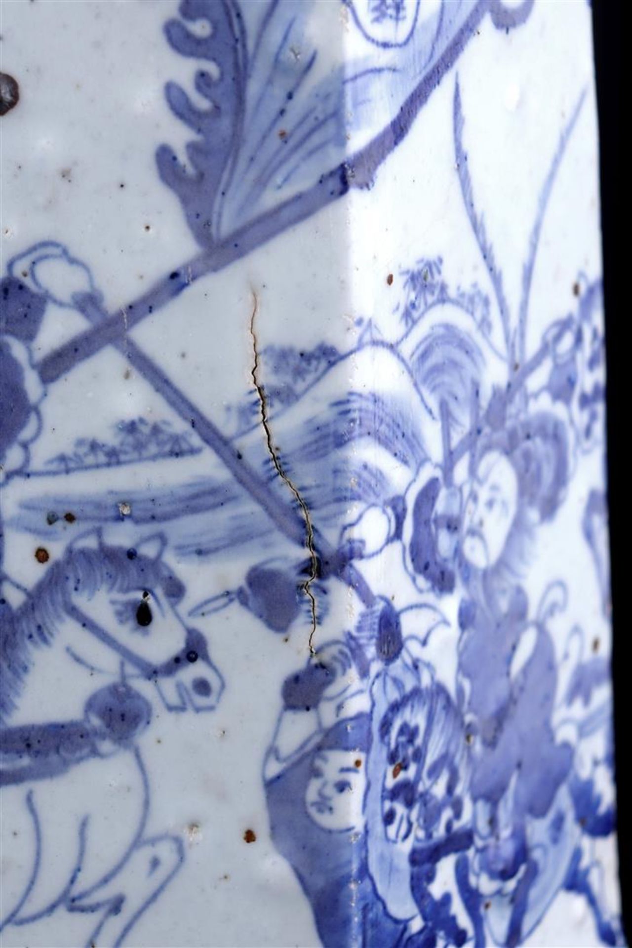 Hexagonal porcelain vase with blue depiction of warriors - Bild 2 aus 3