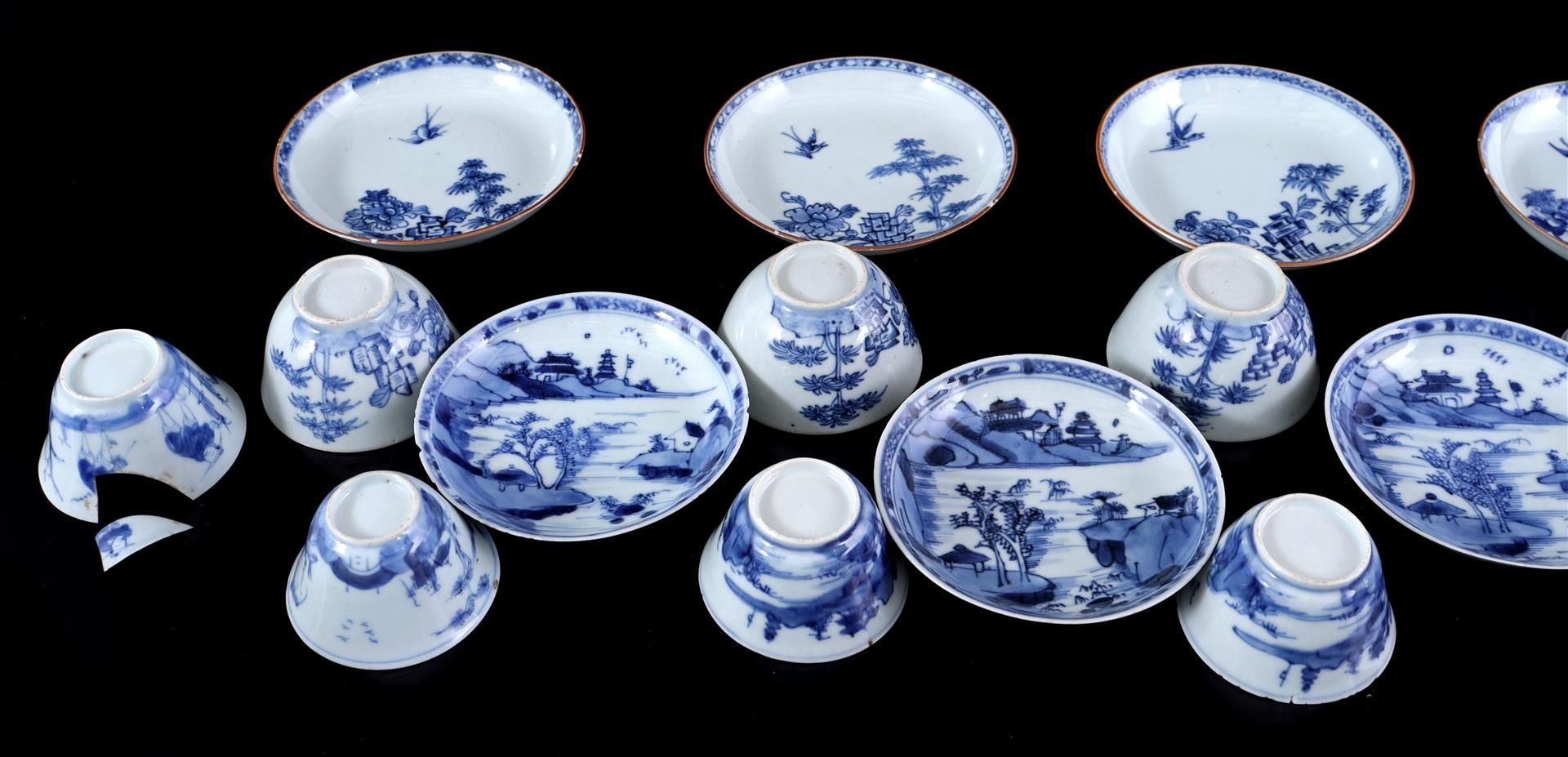Lot of porcelain bowls and saucers with blue decor - Image 4 of 4