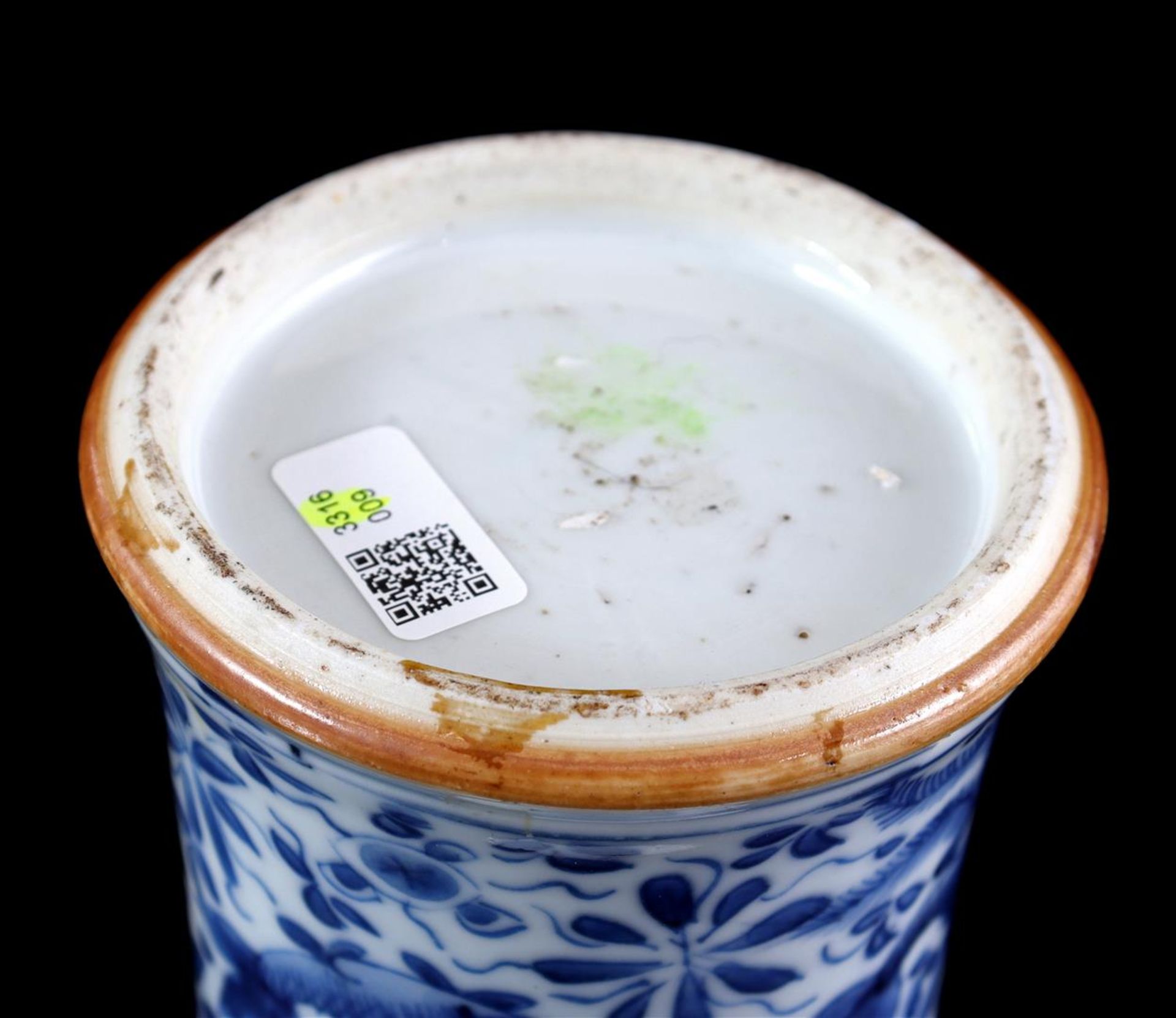 Porcelain vase with blue decor - Image 4 of 4