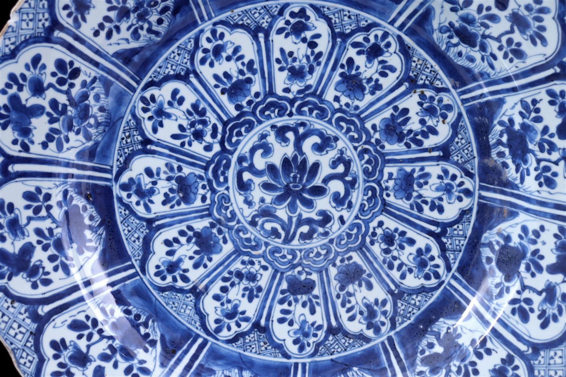 Porcelain dish with contoured edge  - Bild 2 aus 5