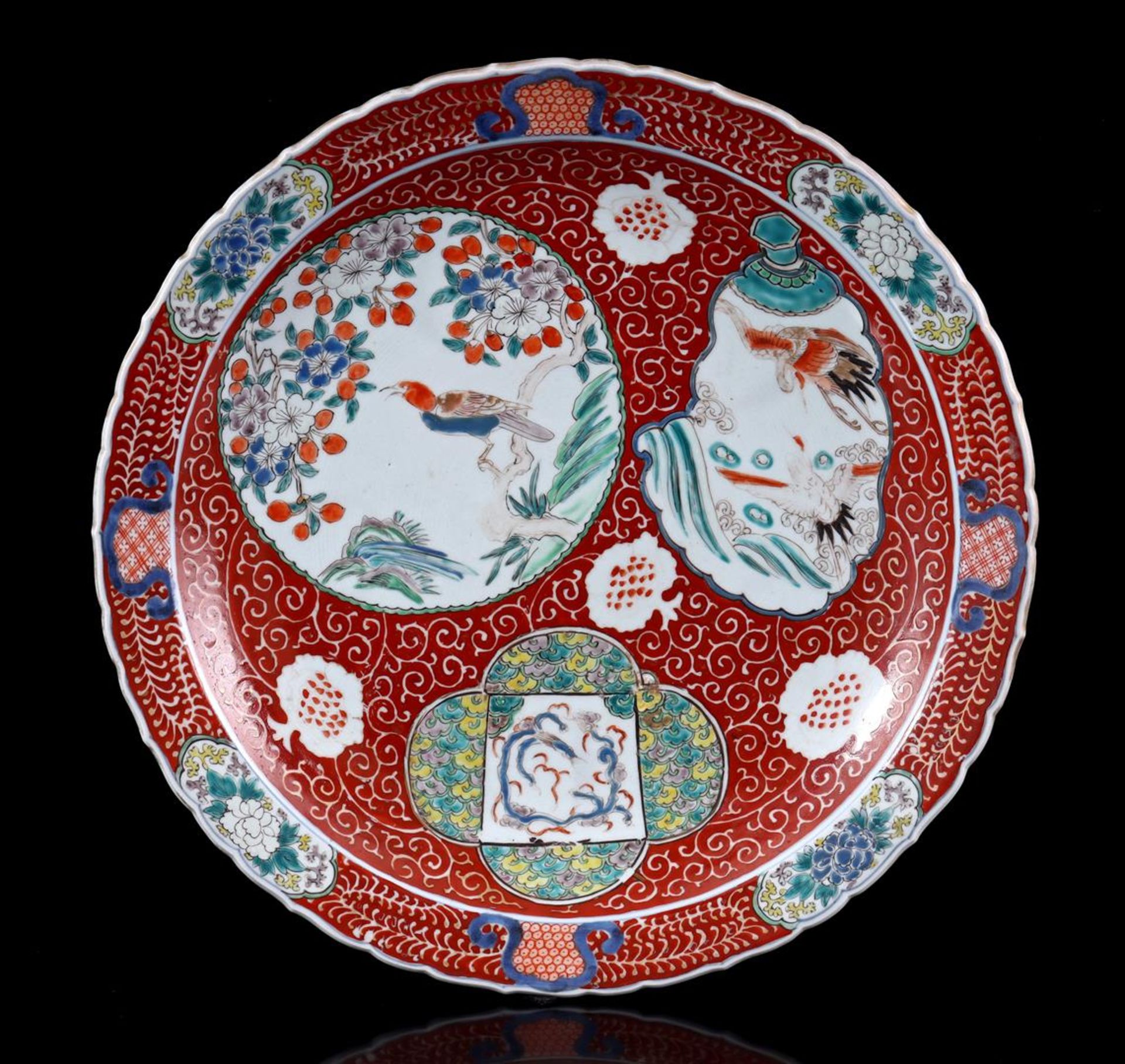 Porcelain dish with polychrome decor 