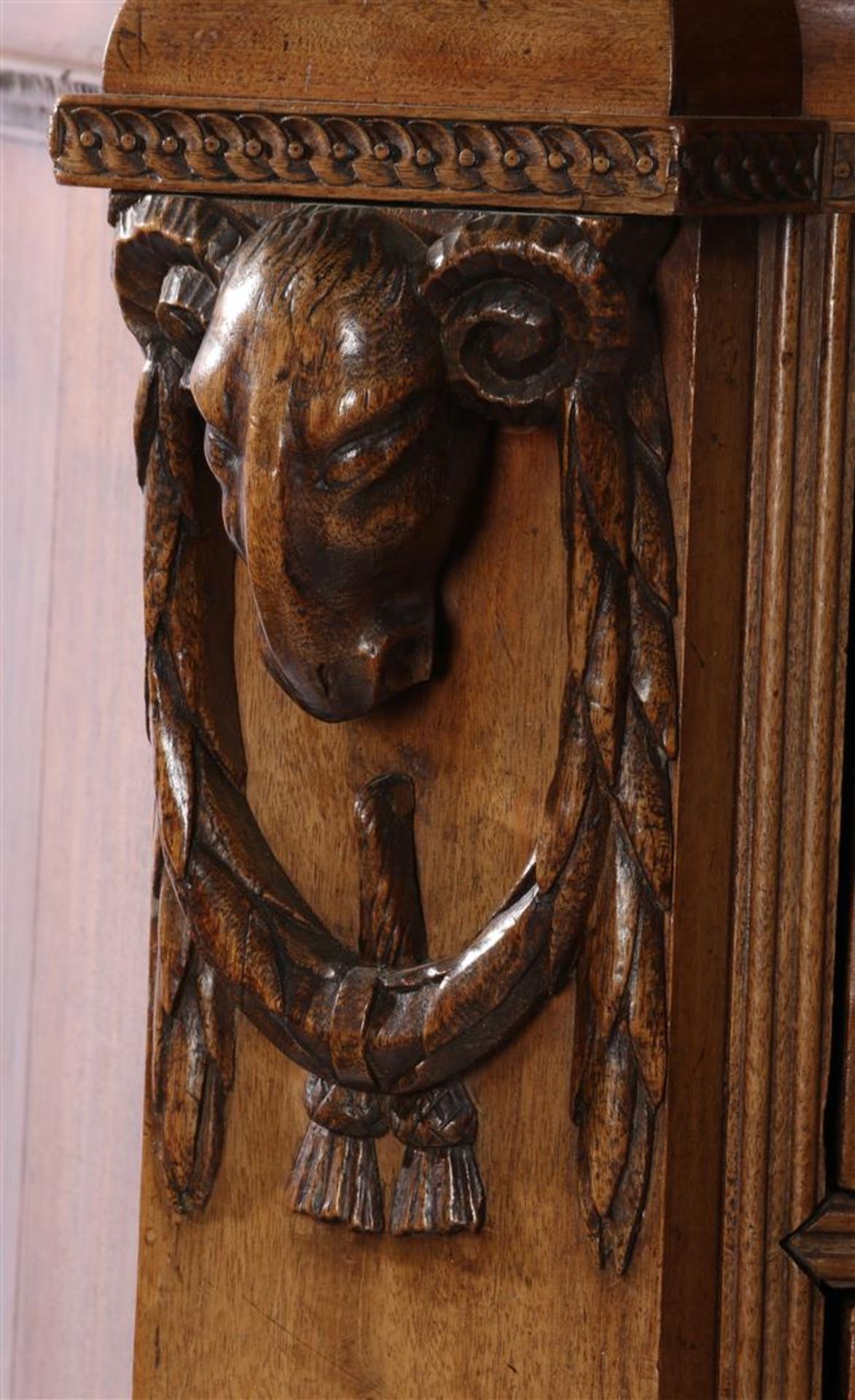 Mahogany veneer on oak cabinet with tympanum hood with vase on top - Bild 5 aus 11