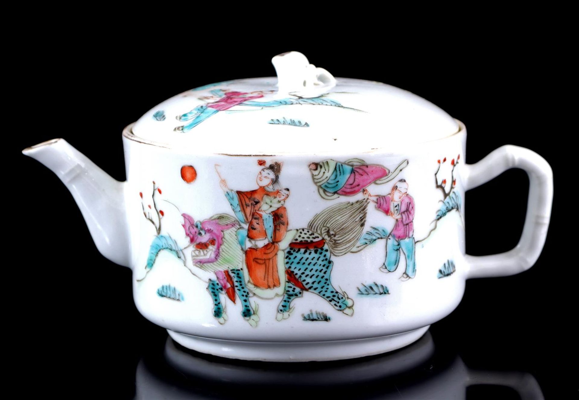 Porcelain teapot with figures playing in the garden  - Bild 2 aus 2