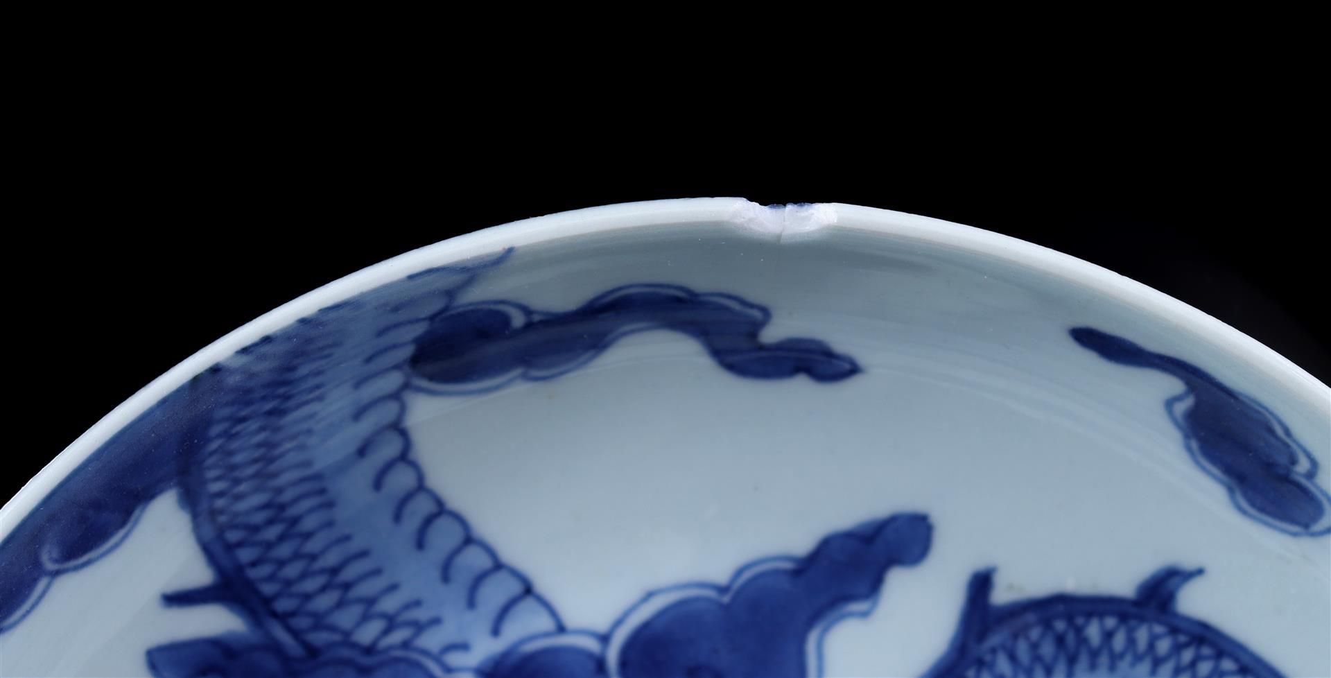 Porcelain dish with dragon decor, China, ca. 1800 - Bild 2 aus 3