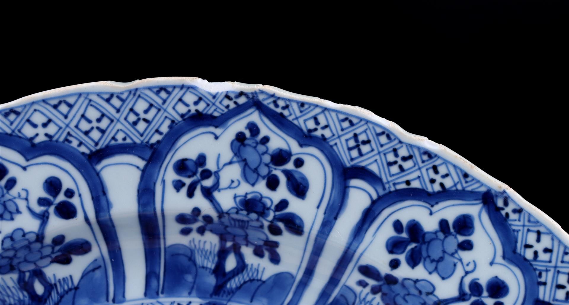Porcelain dish with contoured edge and blue white floral decor - Bild 4 aus 5