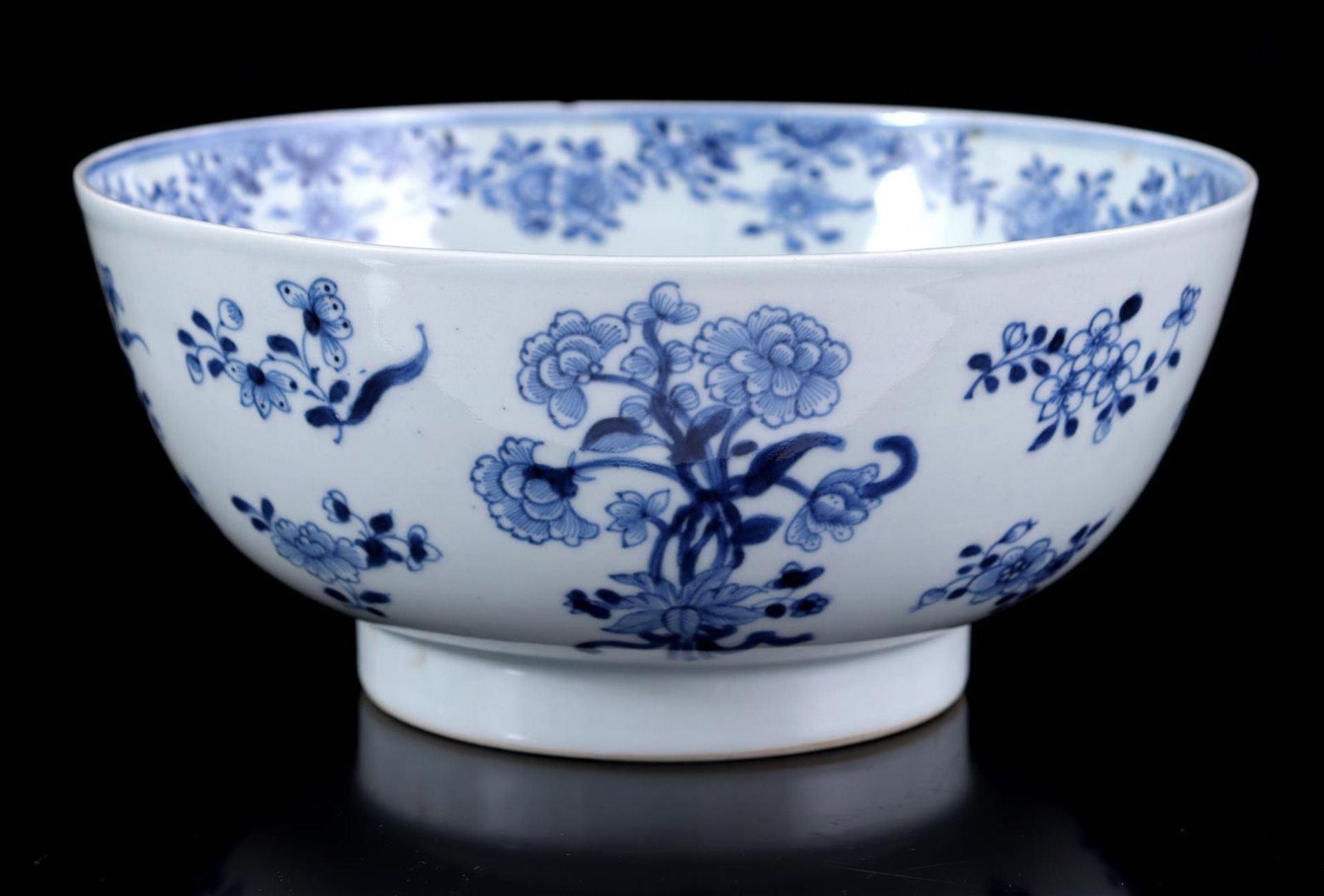 Porcelain bowl with blue decor of flowers, China ca. 1820