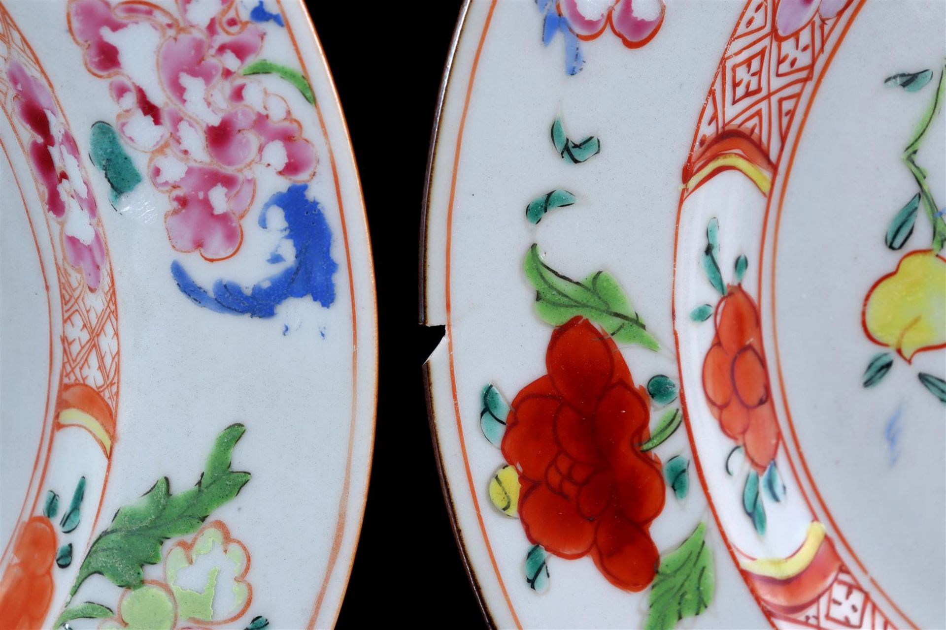 4 Famille Rose porcelain dishes with polychrome decor of peaches  - Bild 5 aus 7