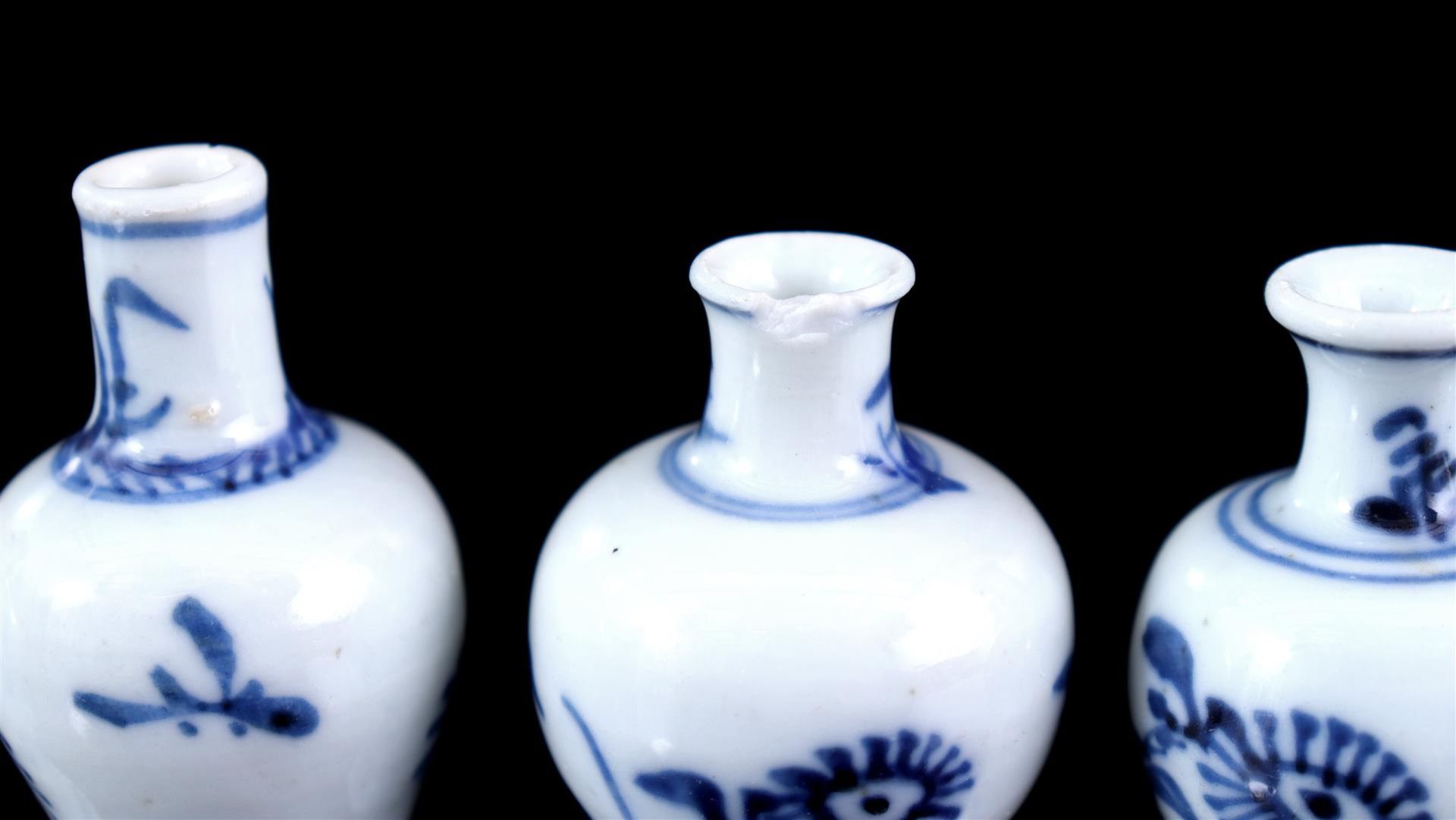 9 porcelain miniature vases with blue and white decor - Bild 4 aus 7