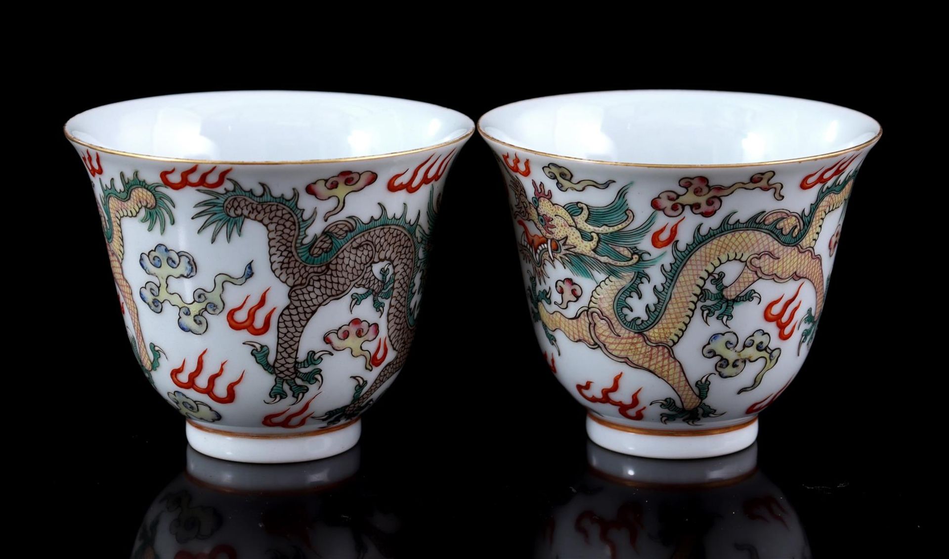 Porcelain bowls with decor of 2 dragons  - Bild 3 aus 4