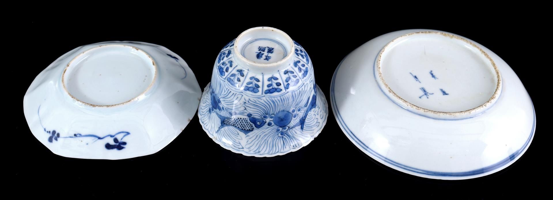 Lot of Japanese and Chinese porcelain from the 18th century - Bild 4 aus 4