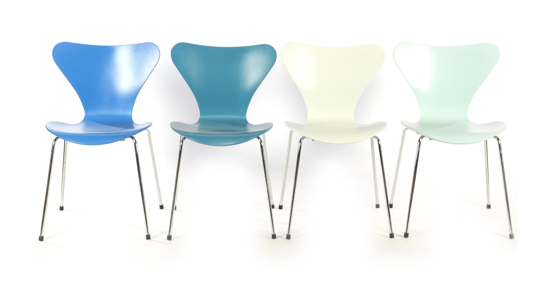 Arne Jacobsen (1902-1971) 4 colored dining room chairs 