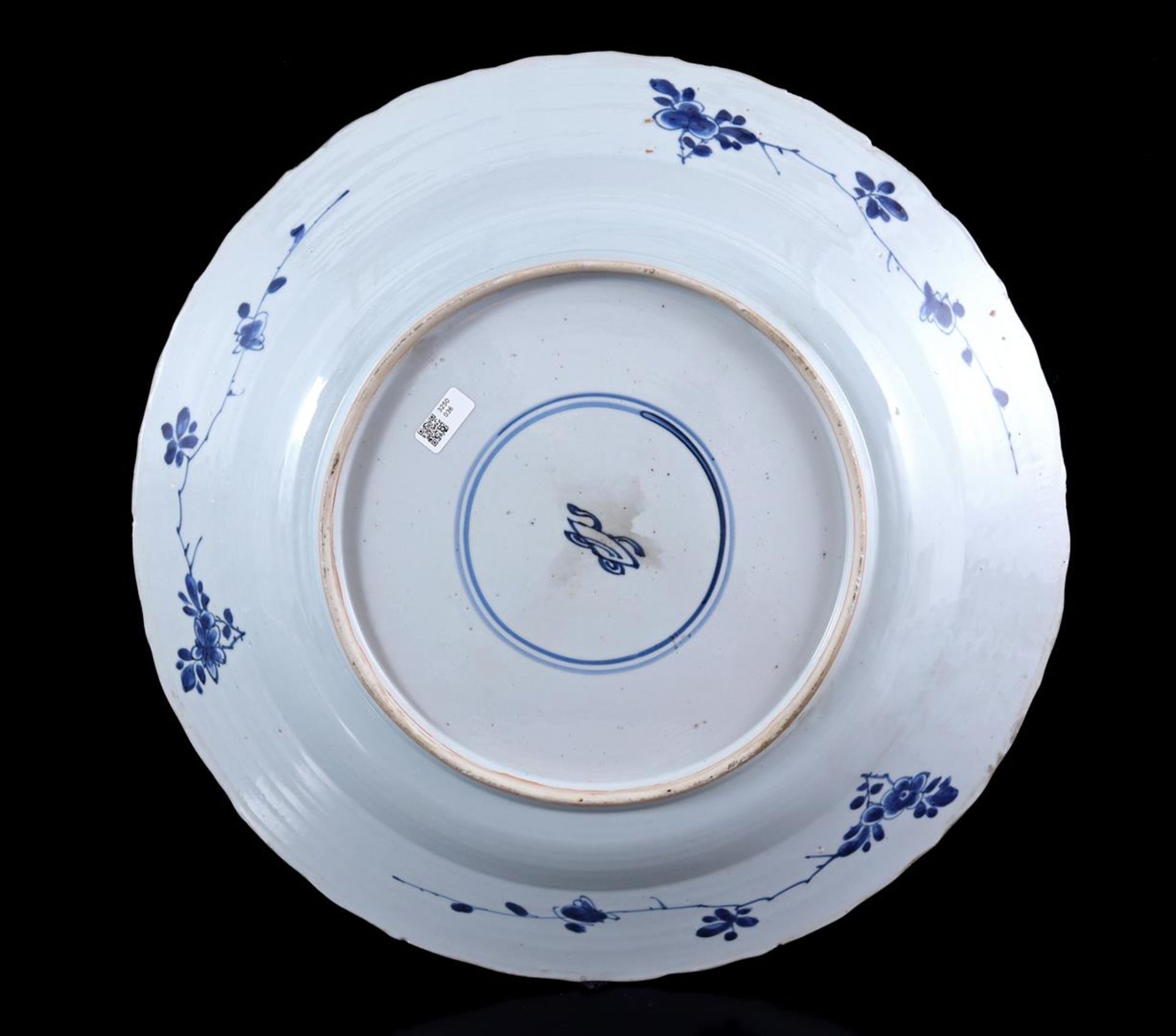 Porcelain dish with contoured edge  - Bild 5 aus 5