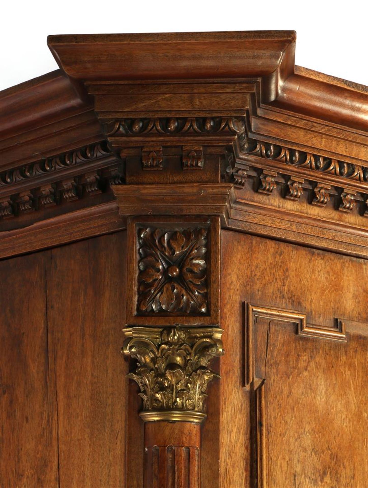 Mahogany veneer on oak cabinet with tympanum hood with vase on top - Bild 6 aus 11