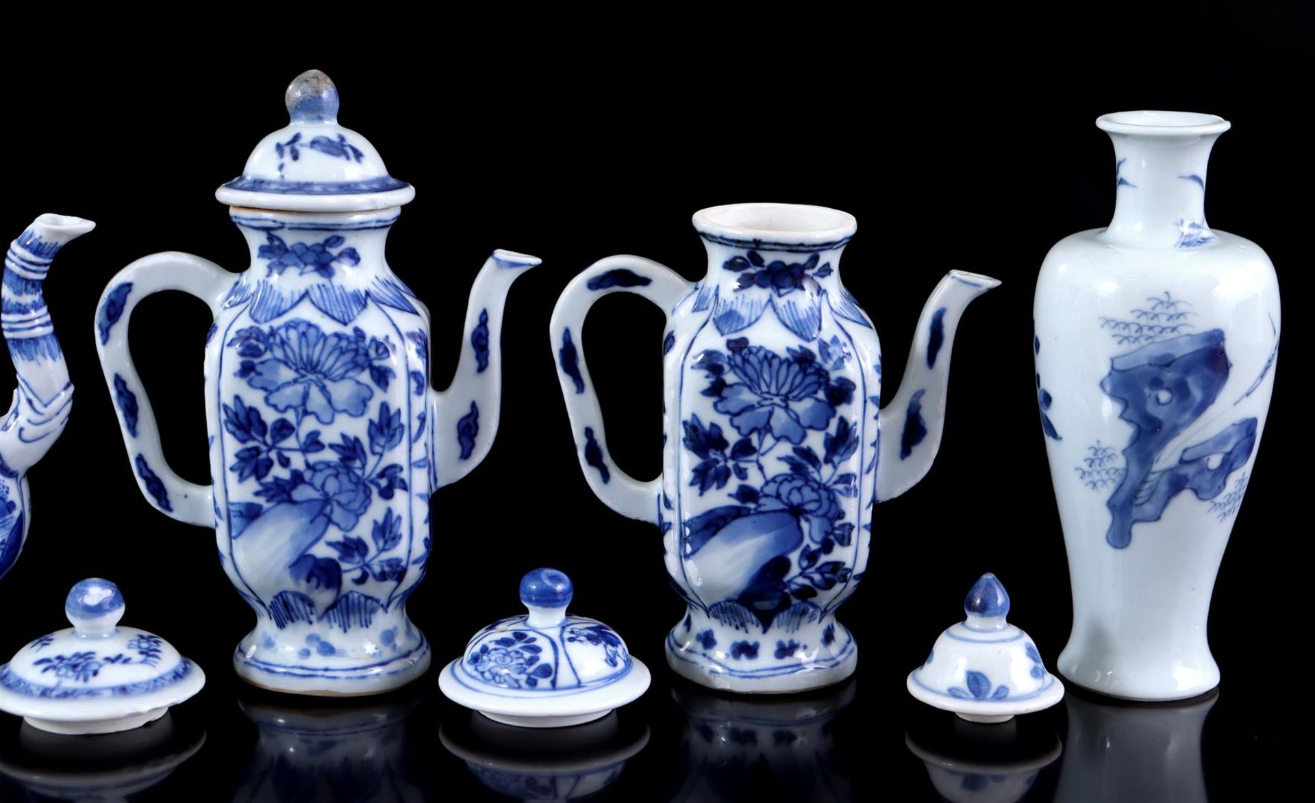Porcelain miniature jugs, lidded pots and loose lids, China 18th/19th century - Image 3 of 6